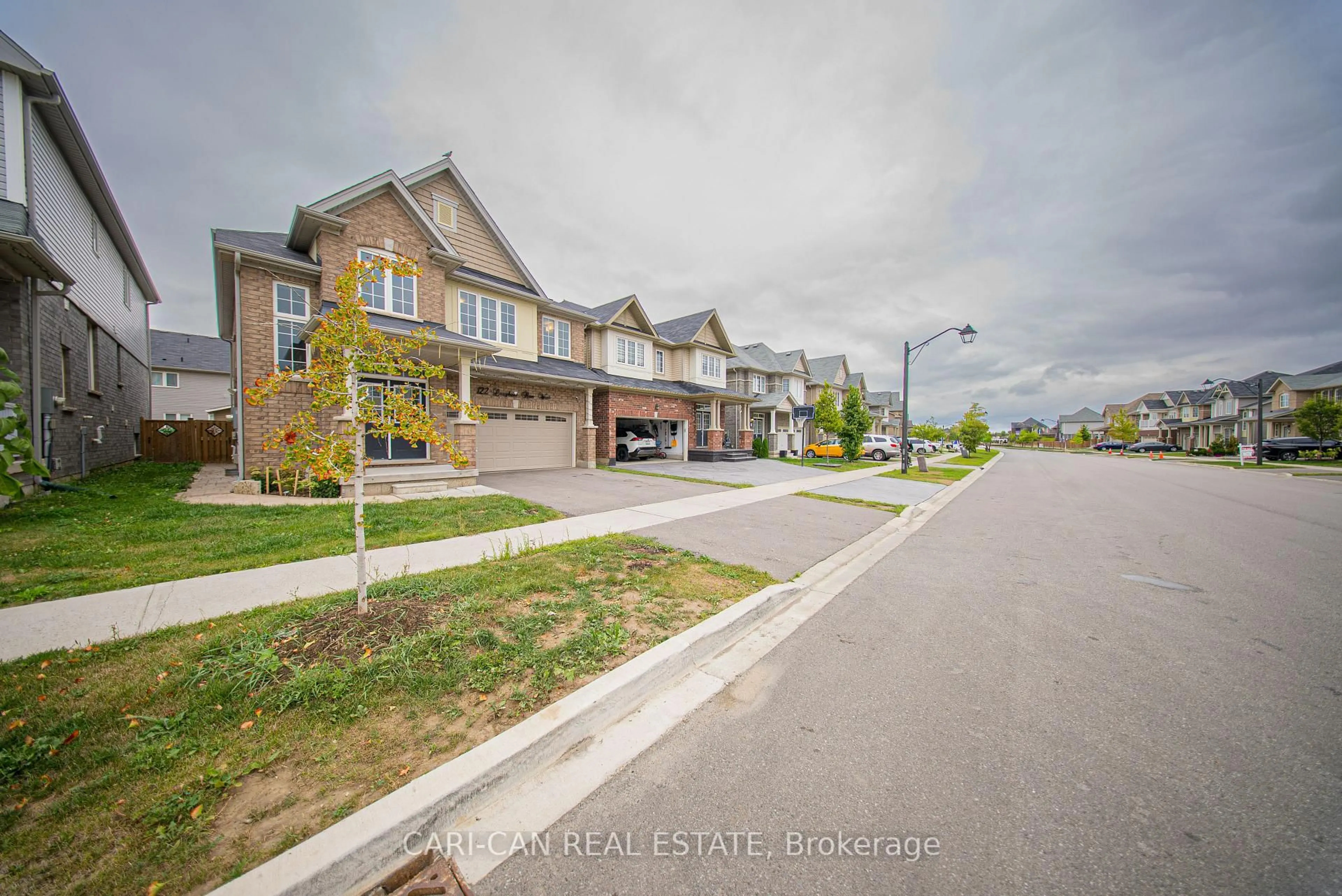 A pic from outside/outdoor area/front of a property/back of a property/a pic from drone, street for 122 Longboat Run West, Brantford Ontario N3T 0P3