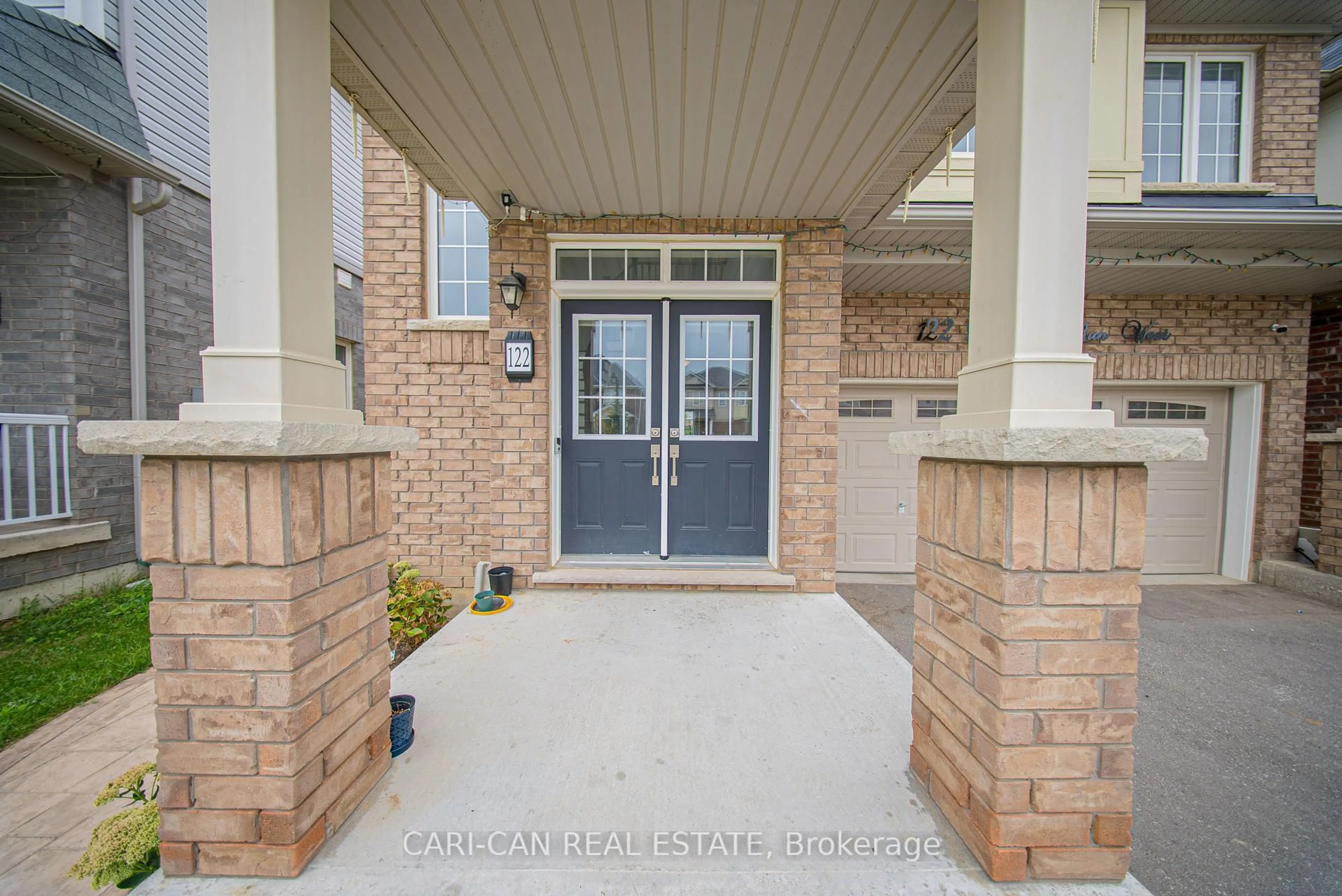 Indoor entryway for 122 Longboat Run West, Brantford Ontario N3T 0P3