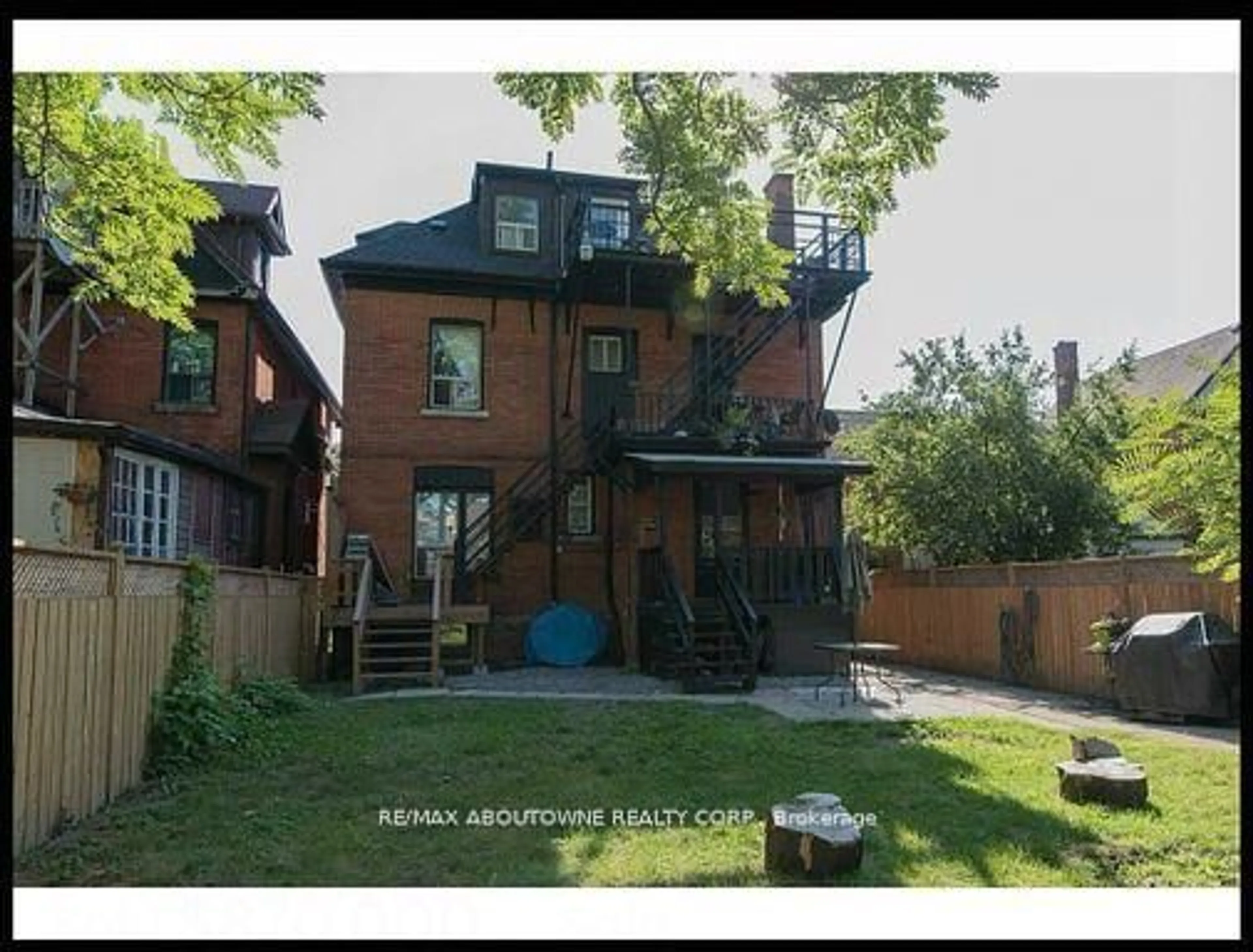 Home with brick exterior material, street for 66 Wellington St, Hamilton Ontario L8N 2R1