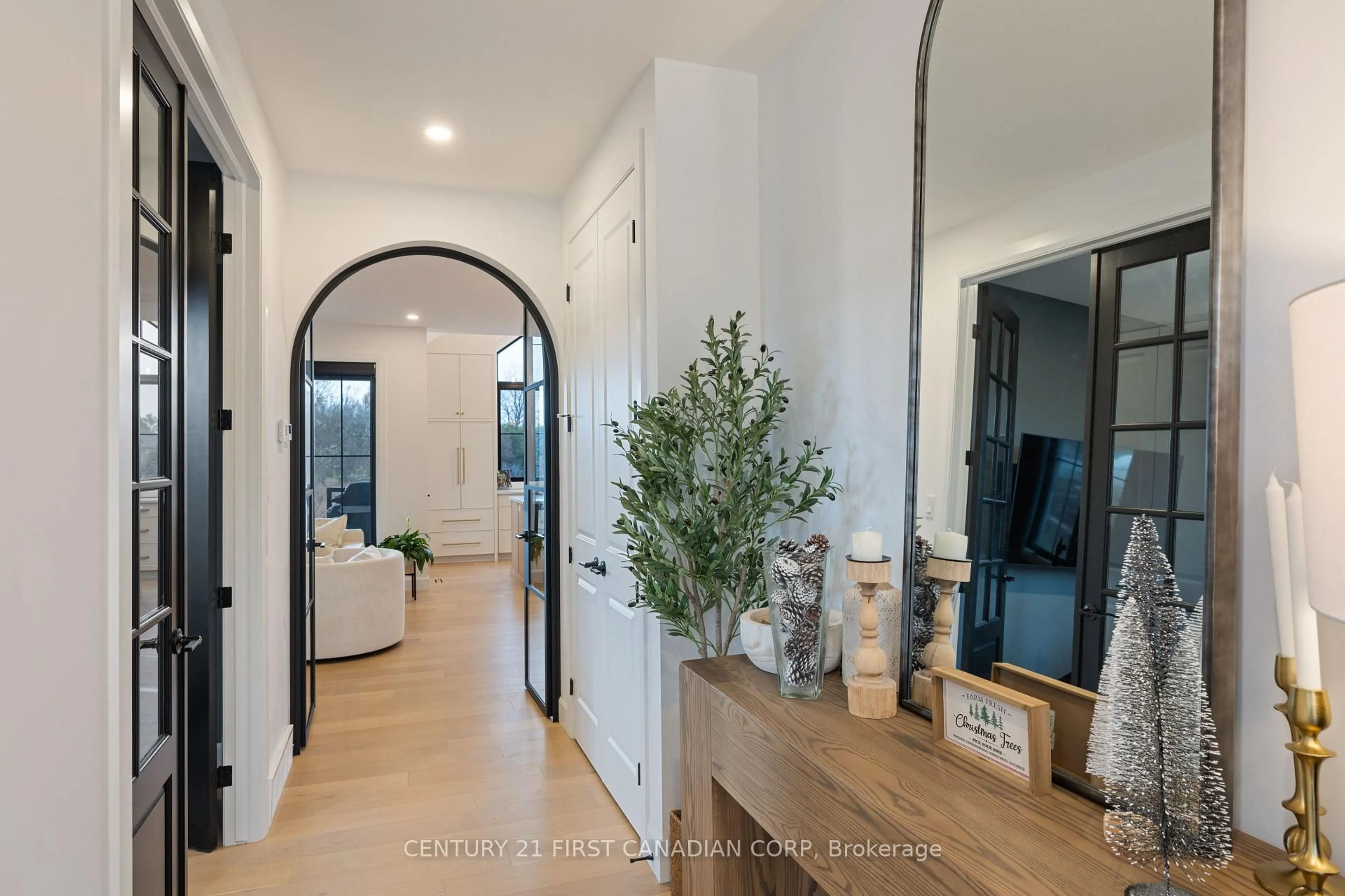 Indoor entryway for 2190 Linkway Blvd, London South Ontario N6K 0K8