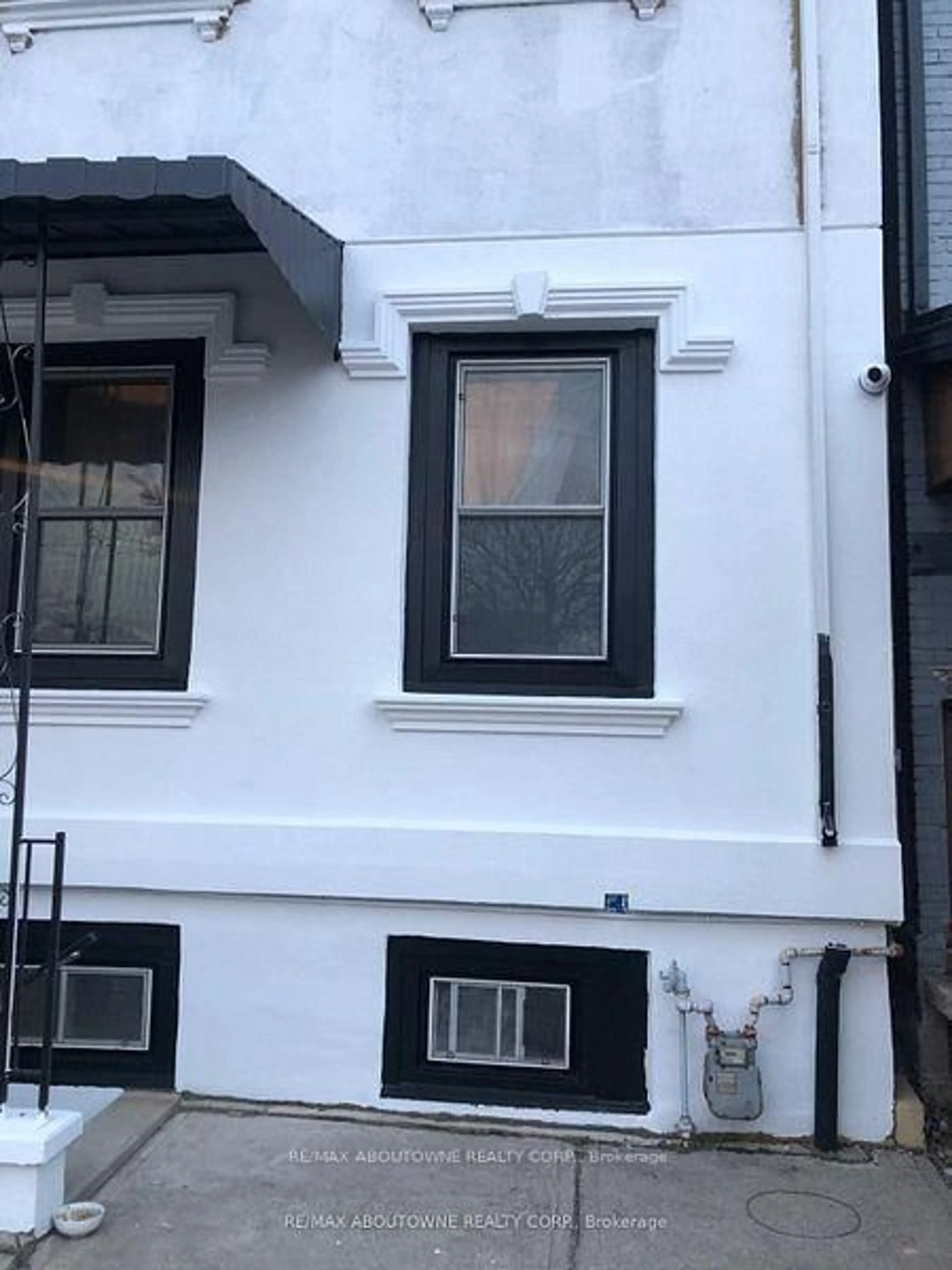 Home with vinyl exterior material, street for 85 Wilson St, Hamilton Ontario L8R 1C7