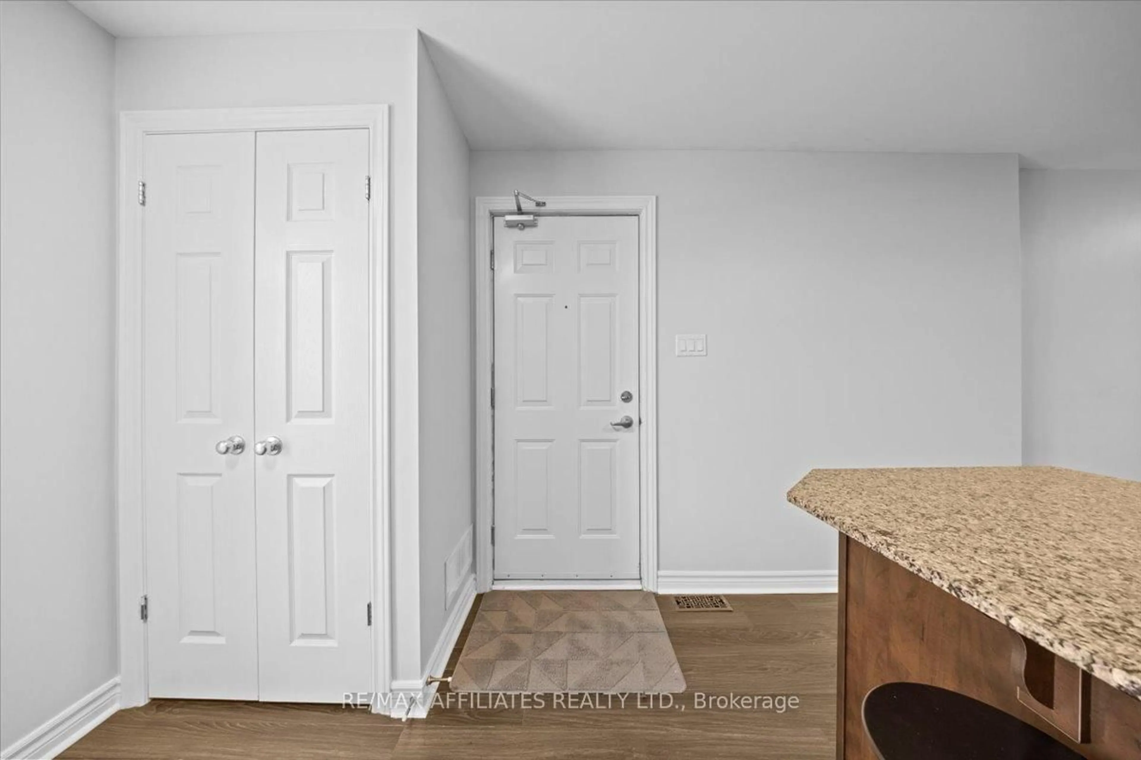 Indoor entryway for 1124 Docteur Corbeil Blvd #11, Clarence-Rockland Ontario K4K 0G9
