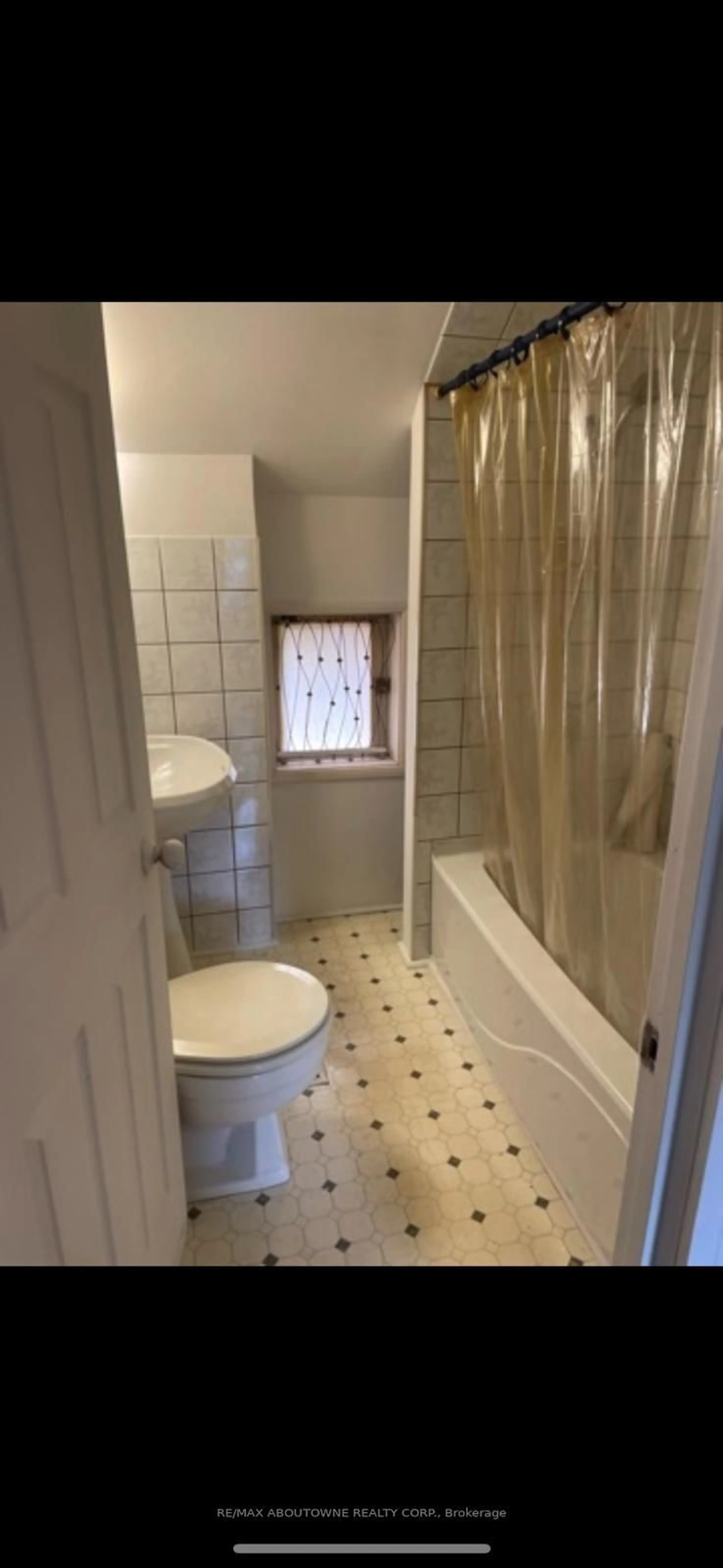 Standard bathroom, ceramic/tile floor for 70 Wellington St, Hamilton Ontario L8N 2R1
