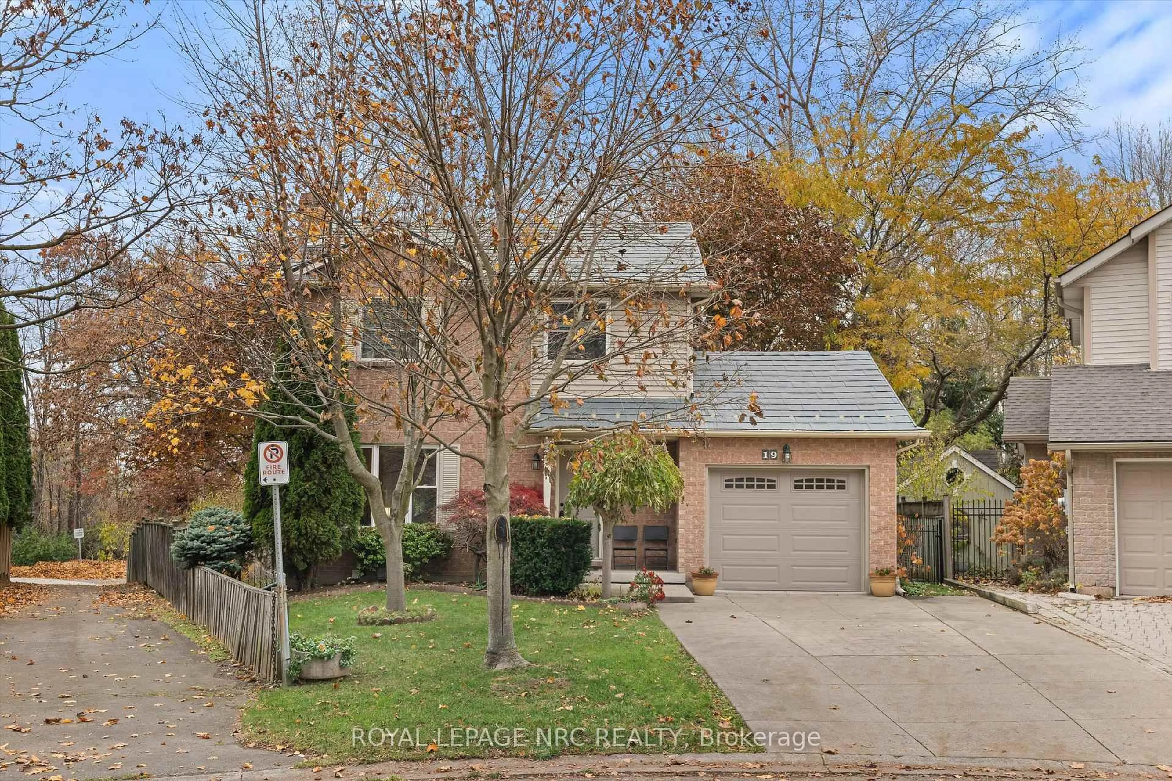 Home with brick exterior material, street for 19 Brigantine Crt, St. Catharines Ontario L2M 7V4