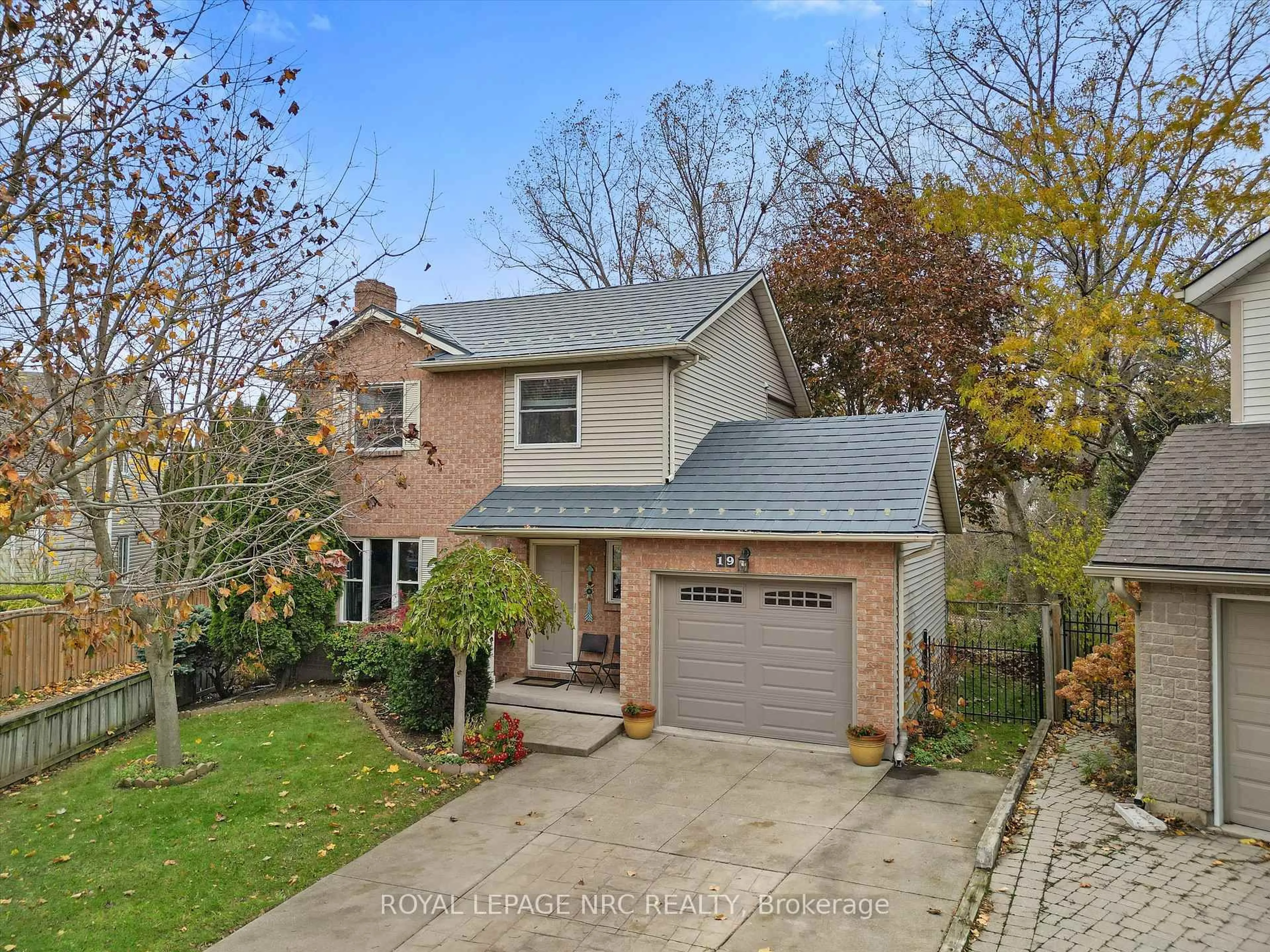 Home with brick exterior material, street for 19 Brigantine Crt, St. Catharines Ontario L2M 7V4