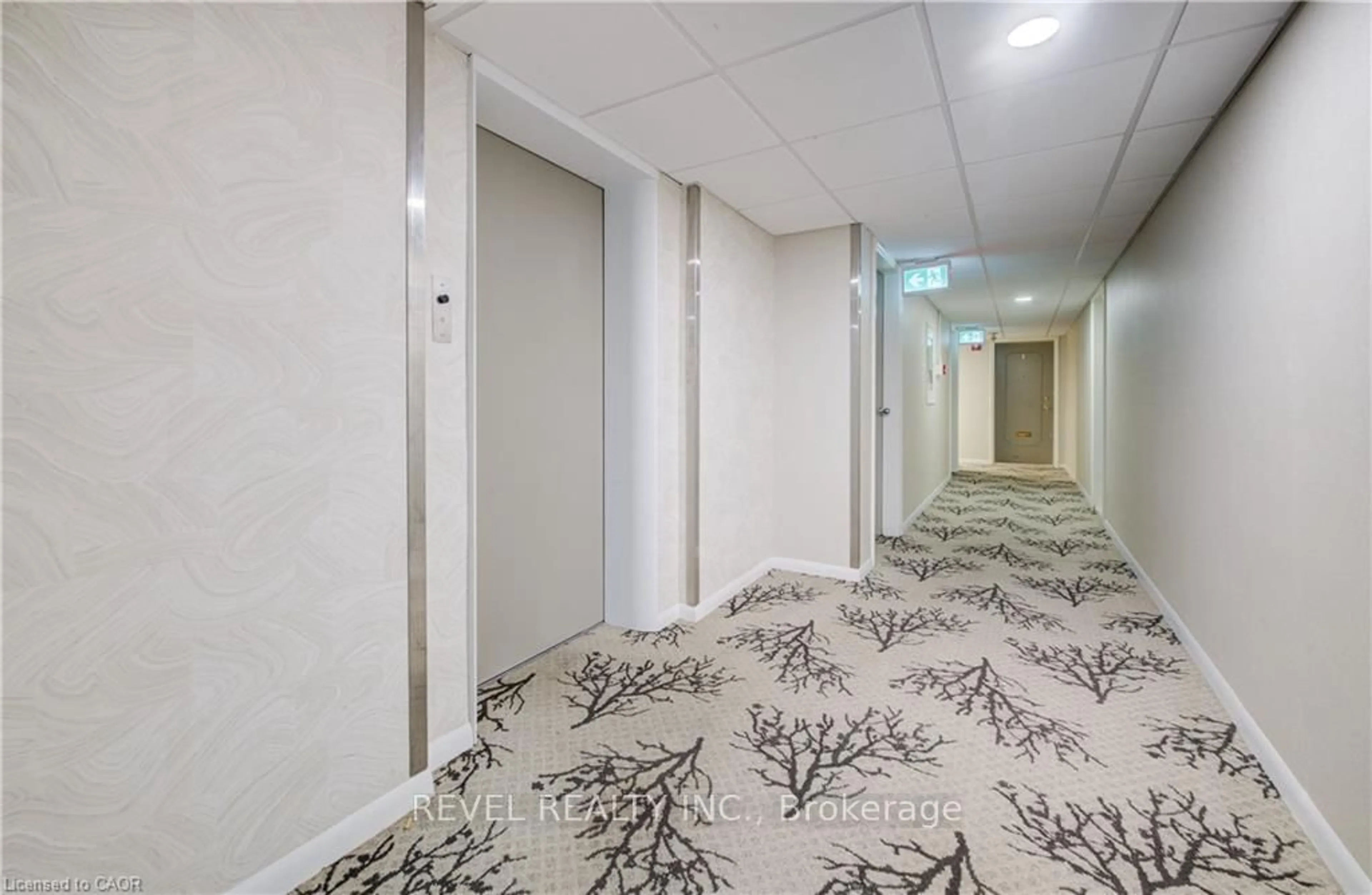 Indoor foyer for 8 Woodman Dr #503, Hamilton Ontario L8K 4C9