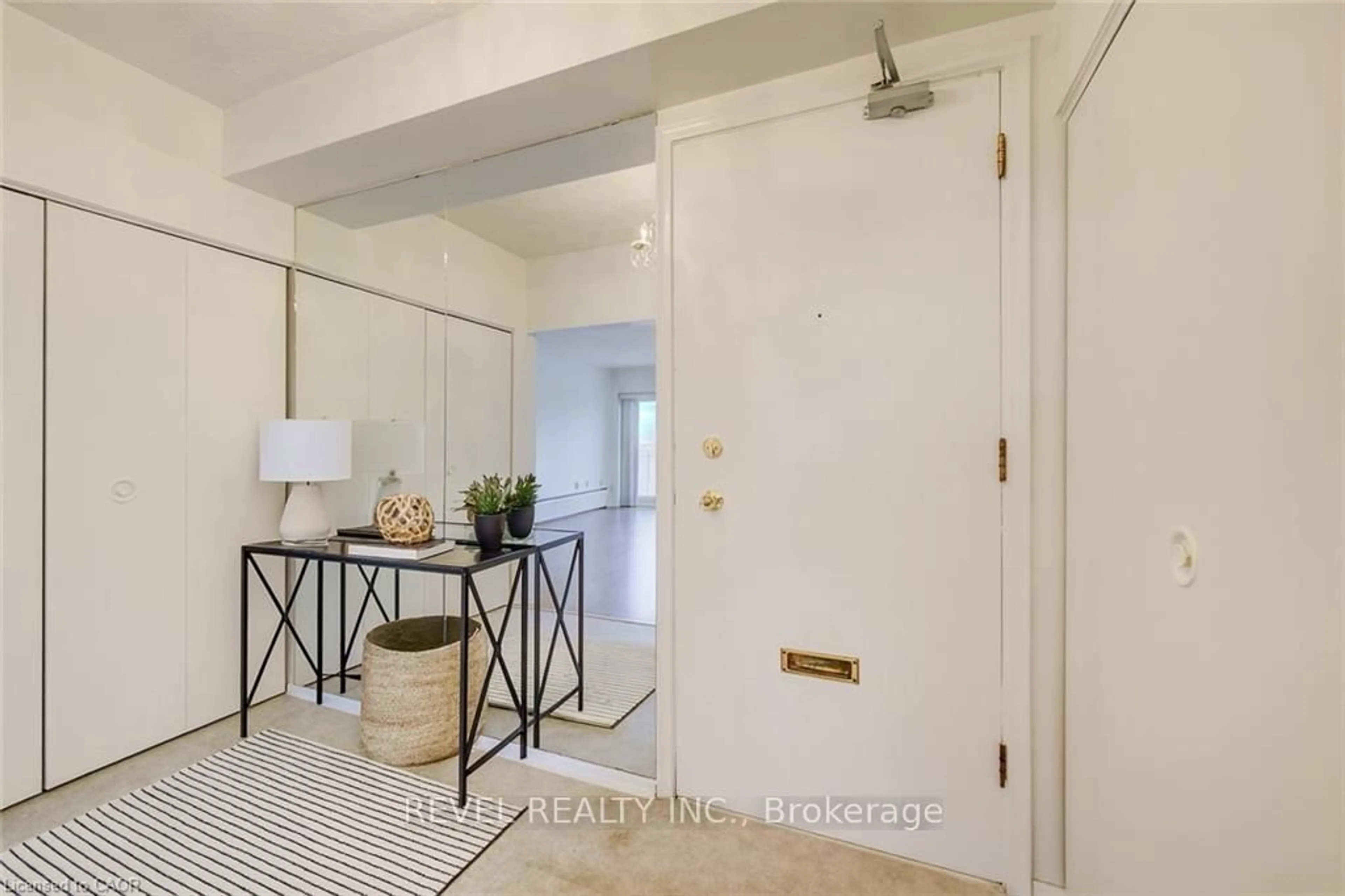 Indoor entryway for 8 Woodman Dr #503, Hamilton Ontario L8K 4C9