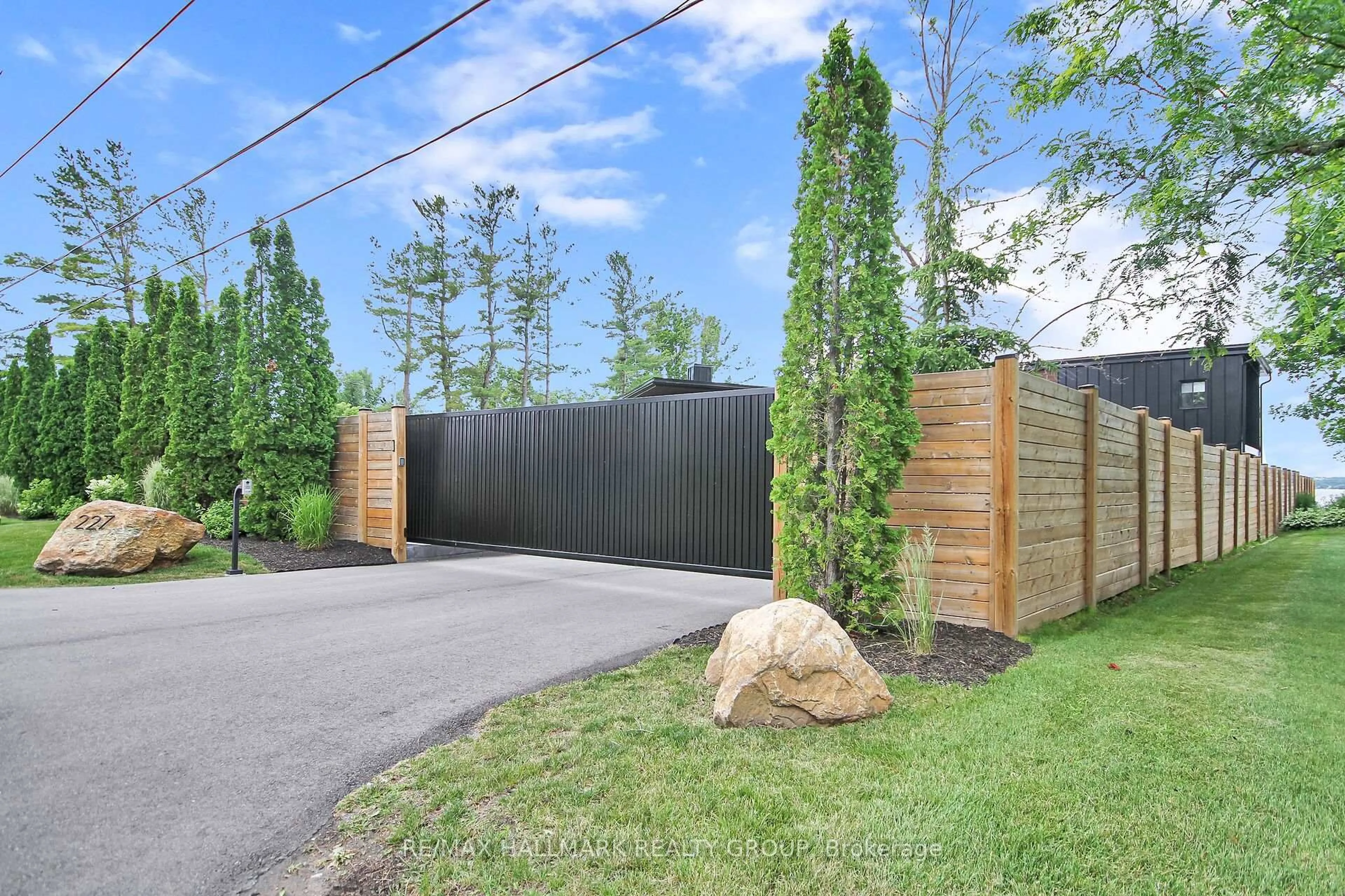 Unknown for 227 Grandview Rd, Ottawa Ontario K2H 8B9