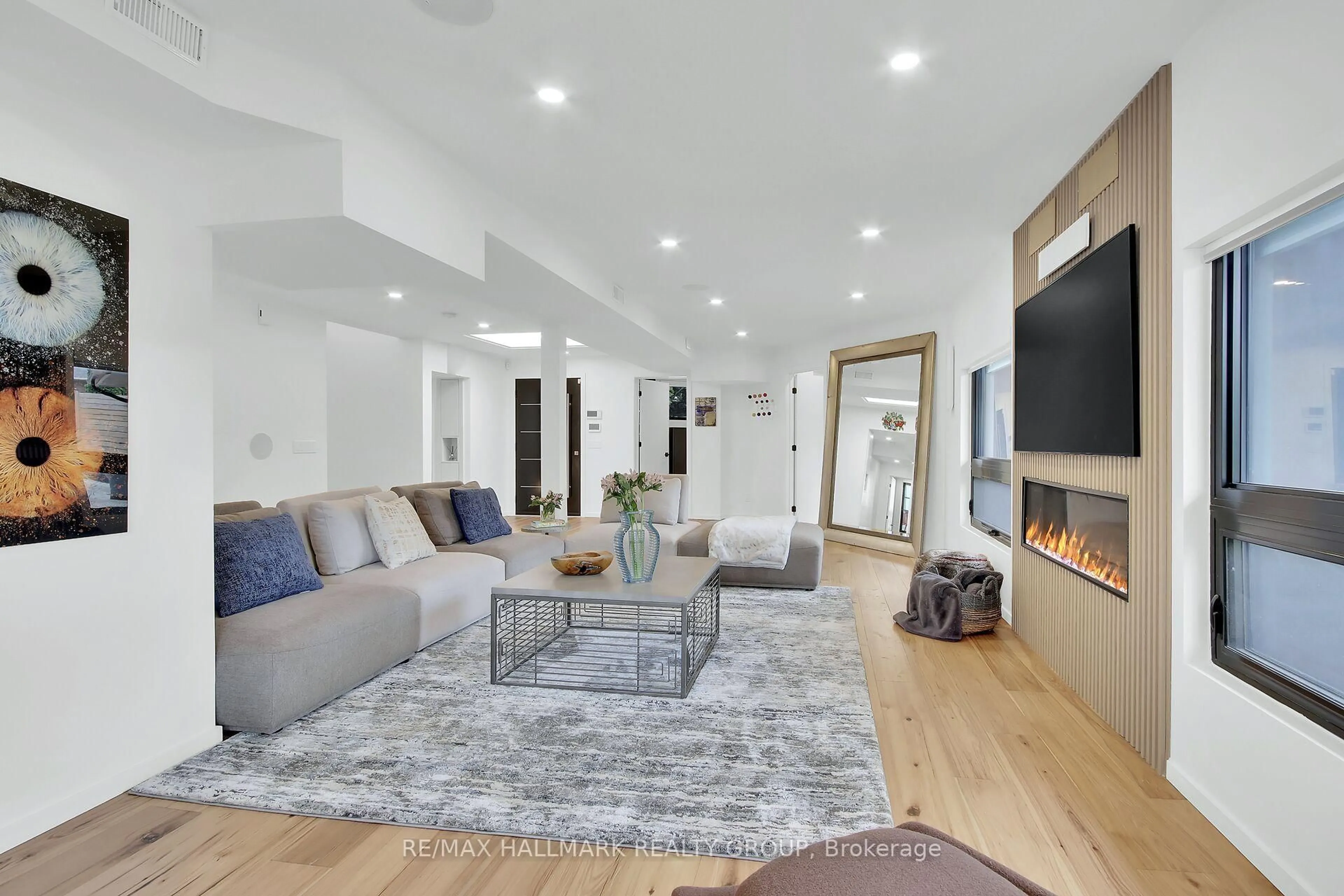 Living room with furniture, unknown for 227 Grandview Rd, Ottawa Ontario K2H 8B9