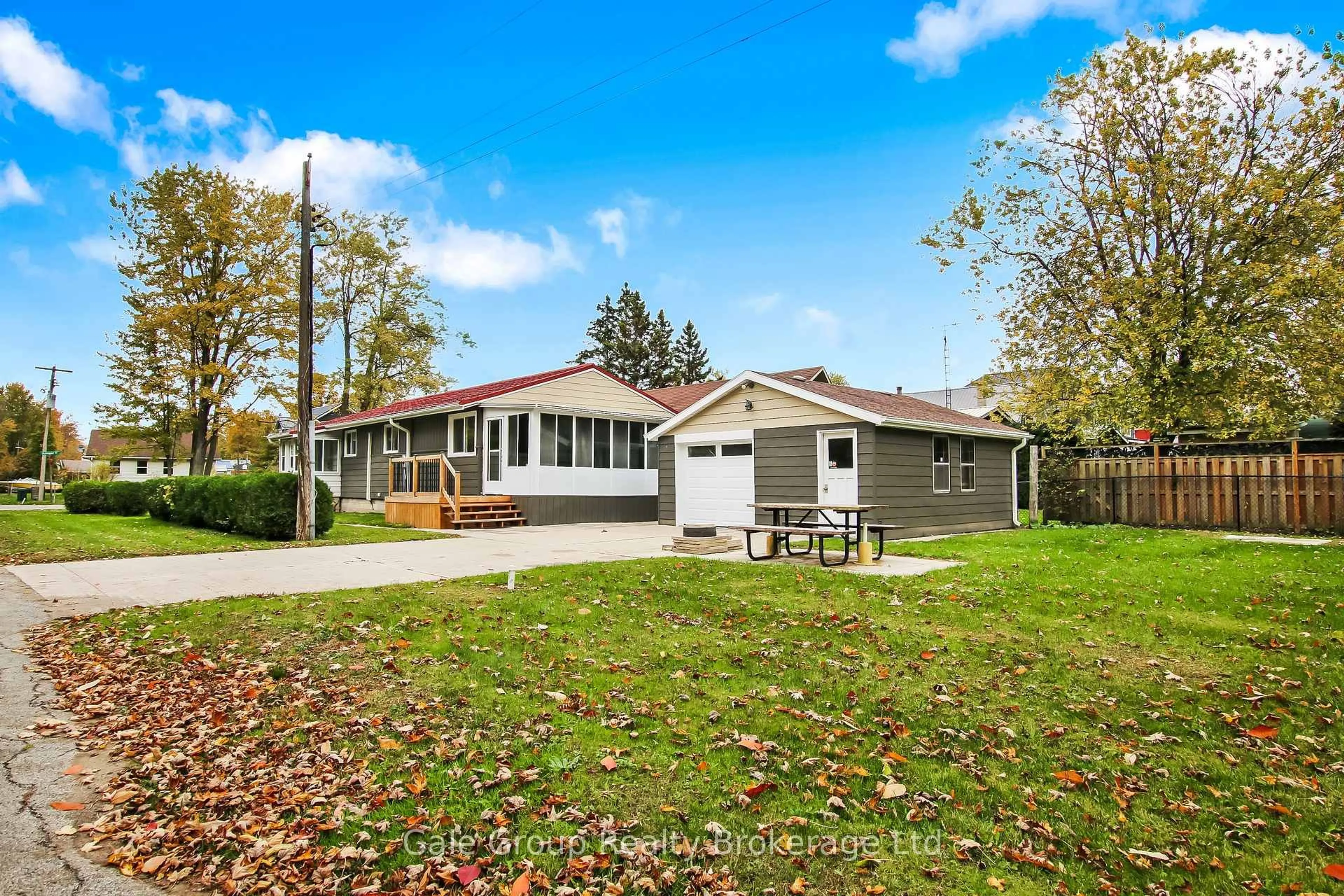 Home with vinyl exterior material, unknown for 10 Clubhouse Rd, Norfolk Ontario N0E 1T0