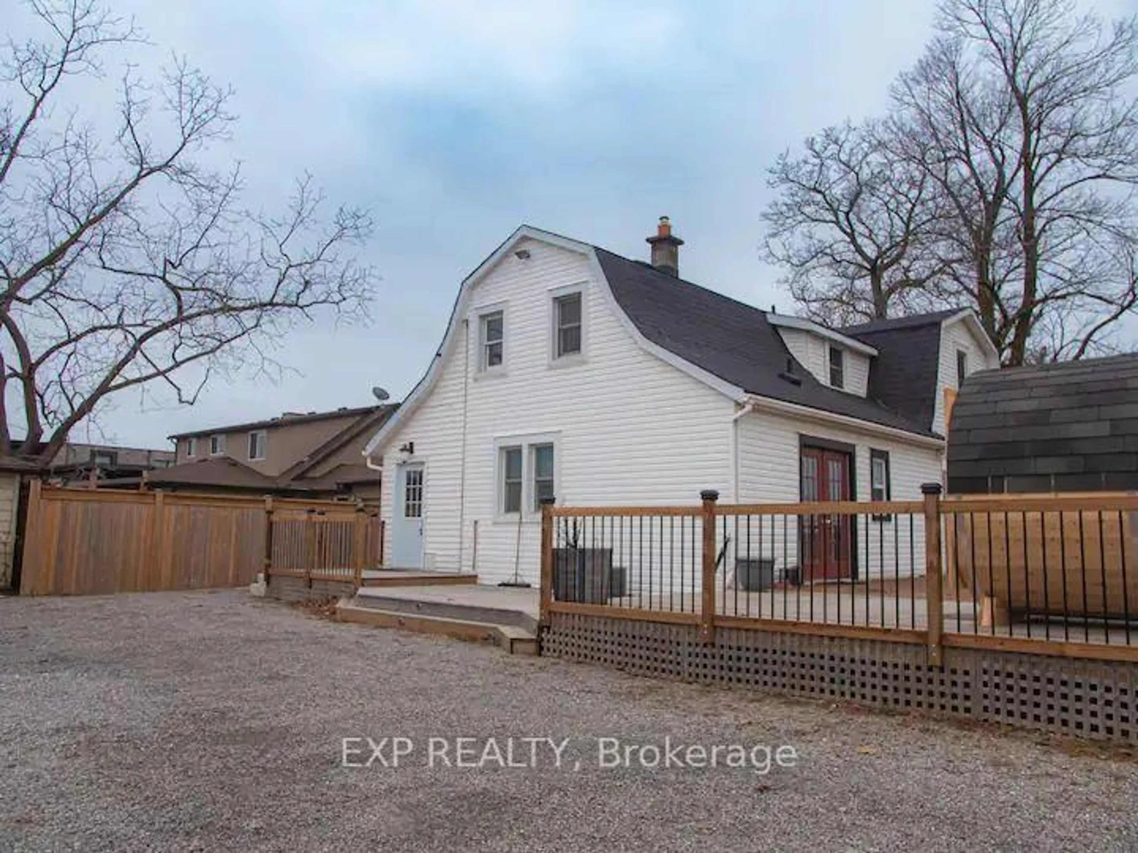 A pic from outside/outdoor area/front of a property/back of a property/a pic from drone, street for 3090 Montrose Rd, Niagara Falls Ontario L2E 6S4