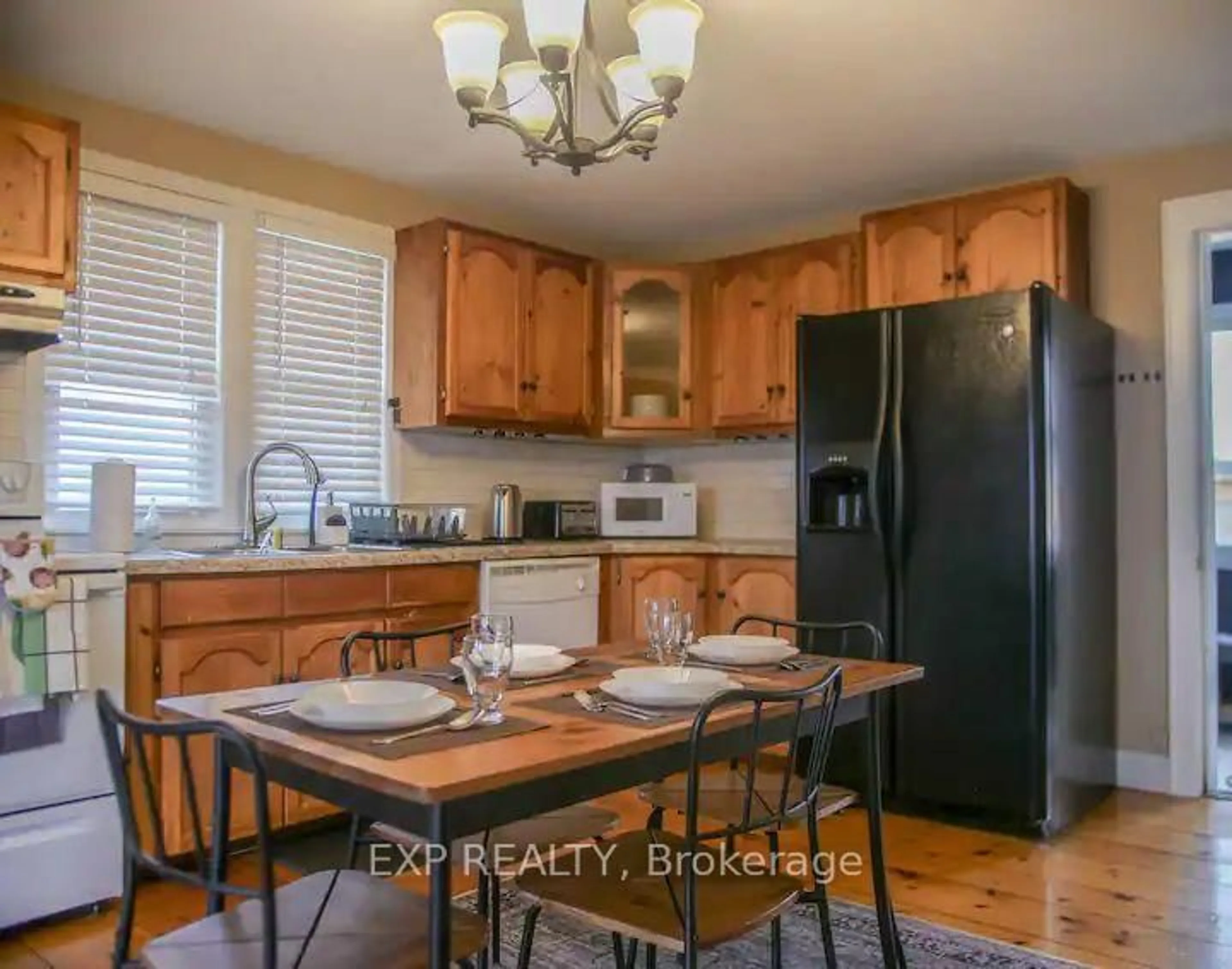 Standard kitchen, wood/laminate floor for 3090 Montrose Rd, Niagara Falls Ontario L2E 6S4