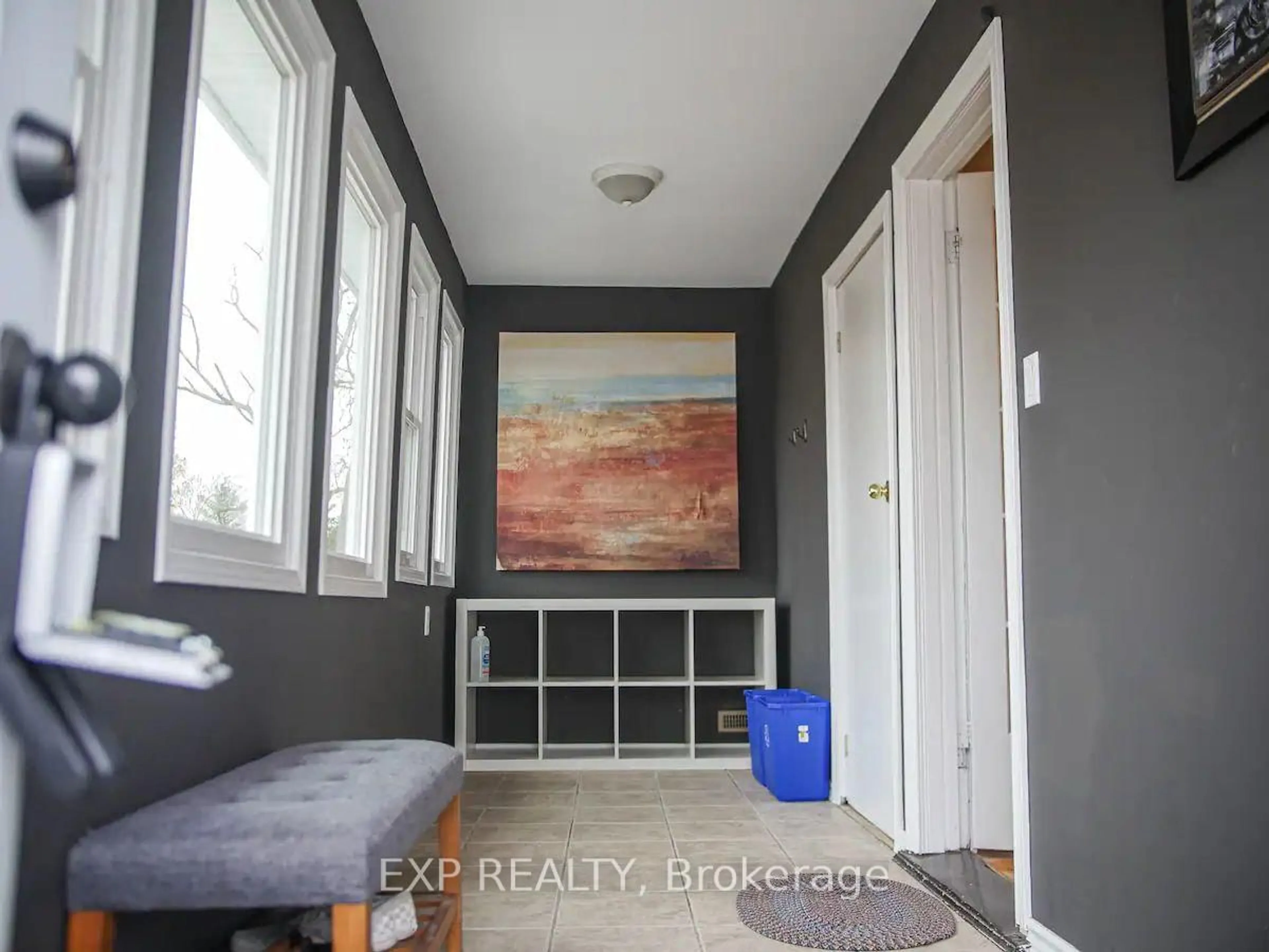 Indoor entryway for 3090 Montrose Rd, Niagara Falls Ontario L2E 6S4