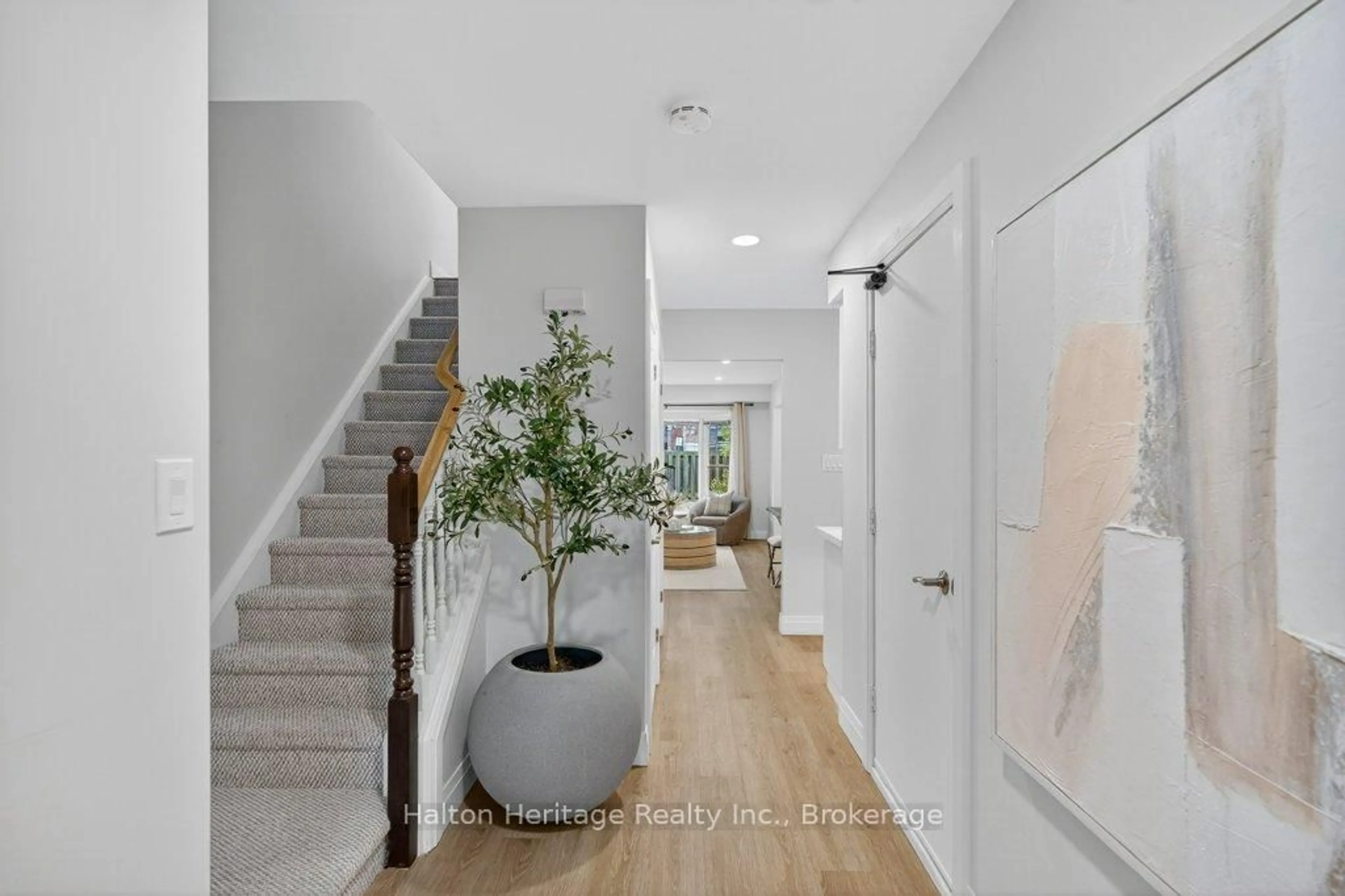 Indoor entryway for 14 Brucedale Ave, Hamilton Ontario L9A 1M8