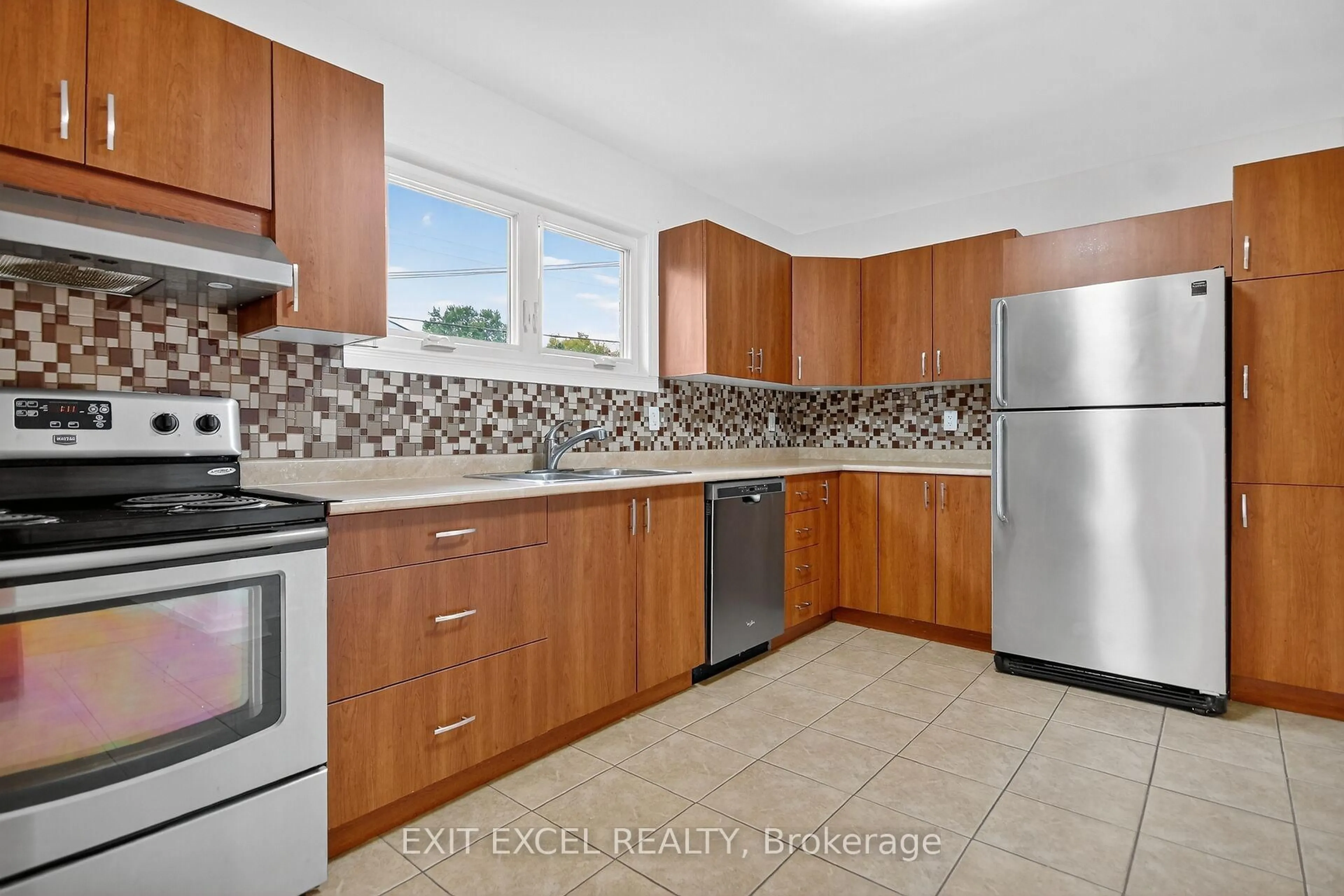 Standard kitchen, ceramic/tile floor for 1456 Larose Ave, Ottawa Ontario K1Z 7X8