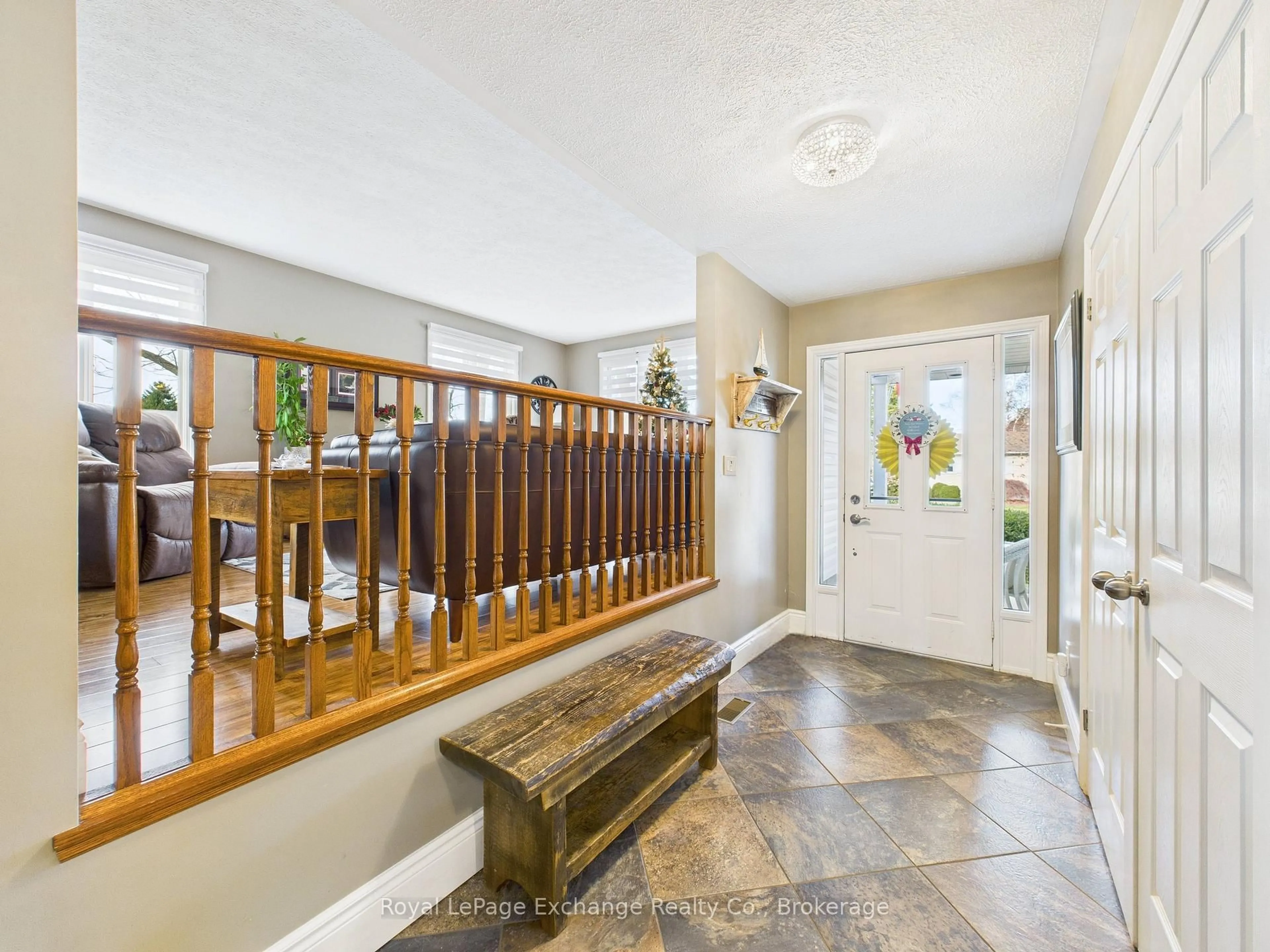 Indoor foyer for 502 Lynden Cres, Kincardine Ontario N2Z 3B1