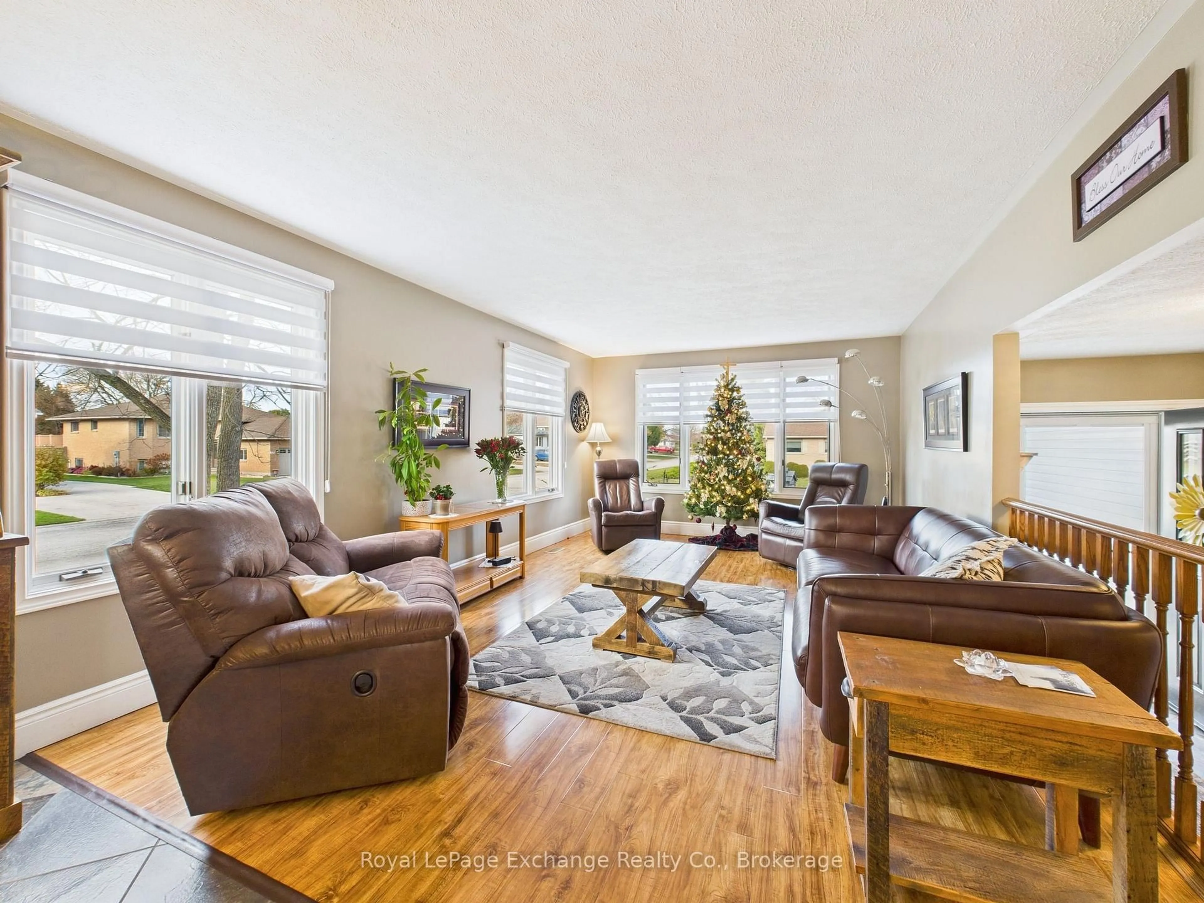 Living room with furniture, wood/laminate floor for 502 Lynden Cres, Kincardine Ontario N2Z 3B1