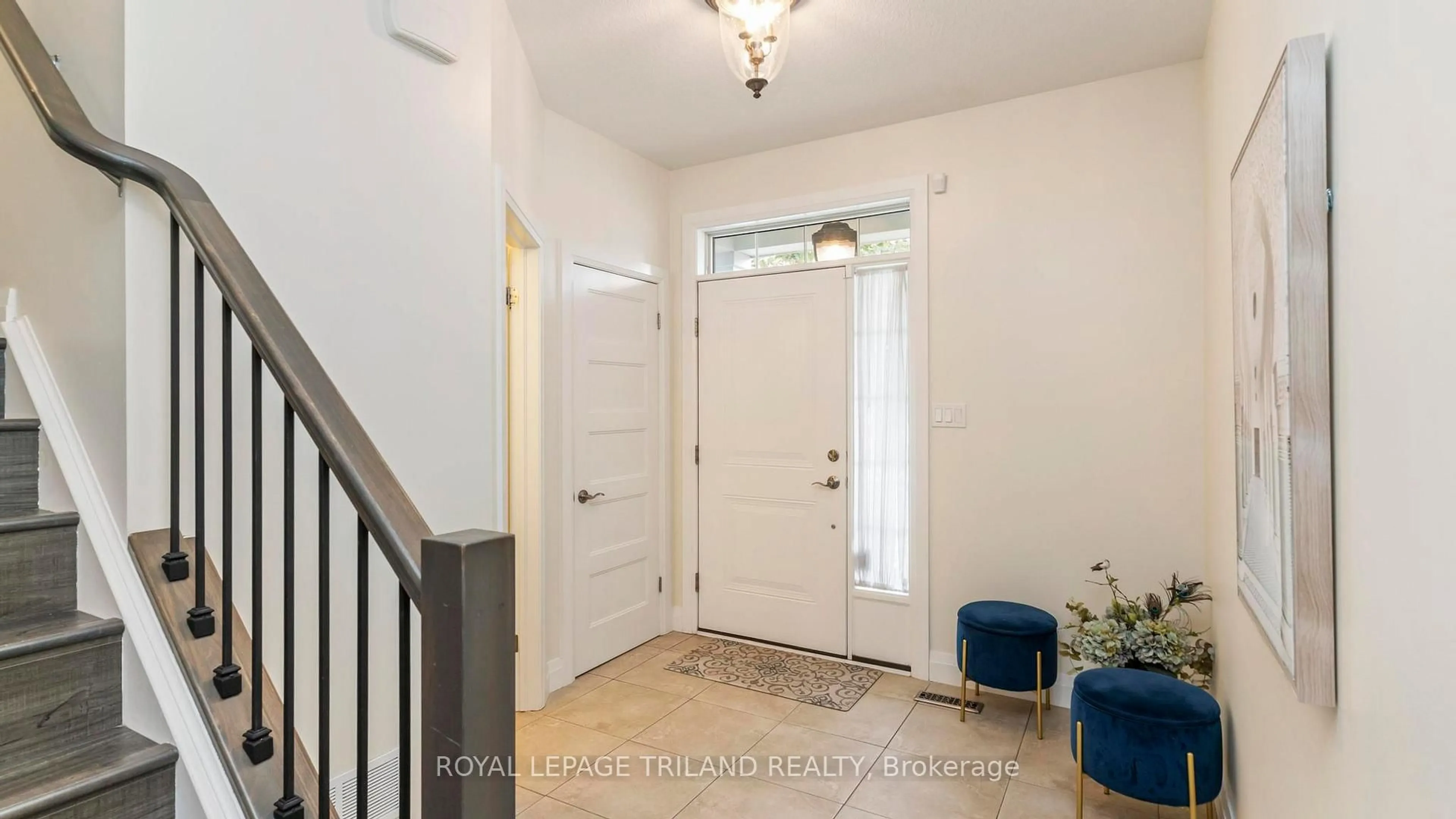 Indoor entryway for 275 Callaway Rd #108, London North Ontario N6G 0N8