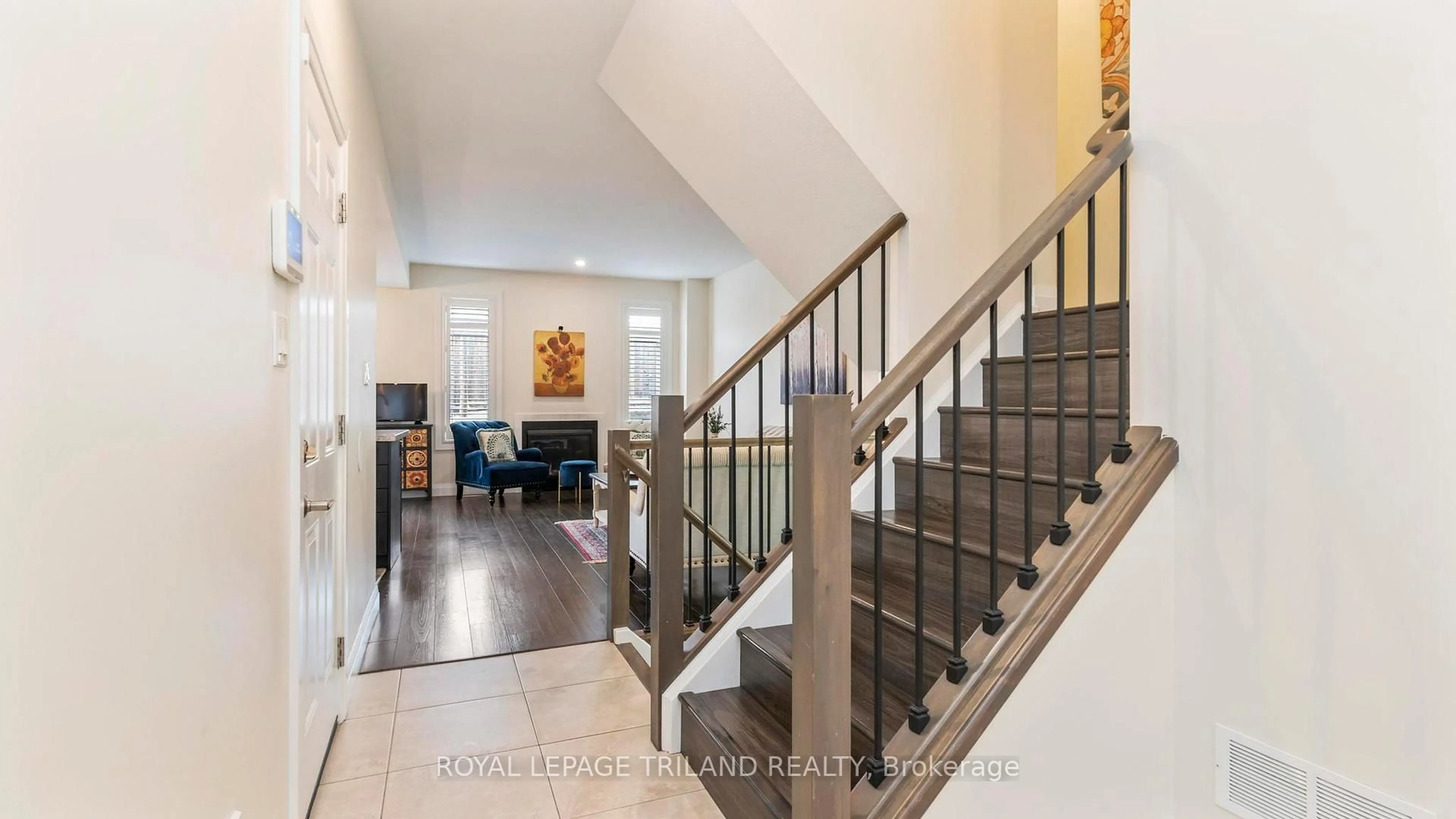 Indoor foyer for 275 Callaway Rd #108, London North Ontario N6G 0N8