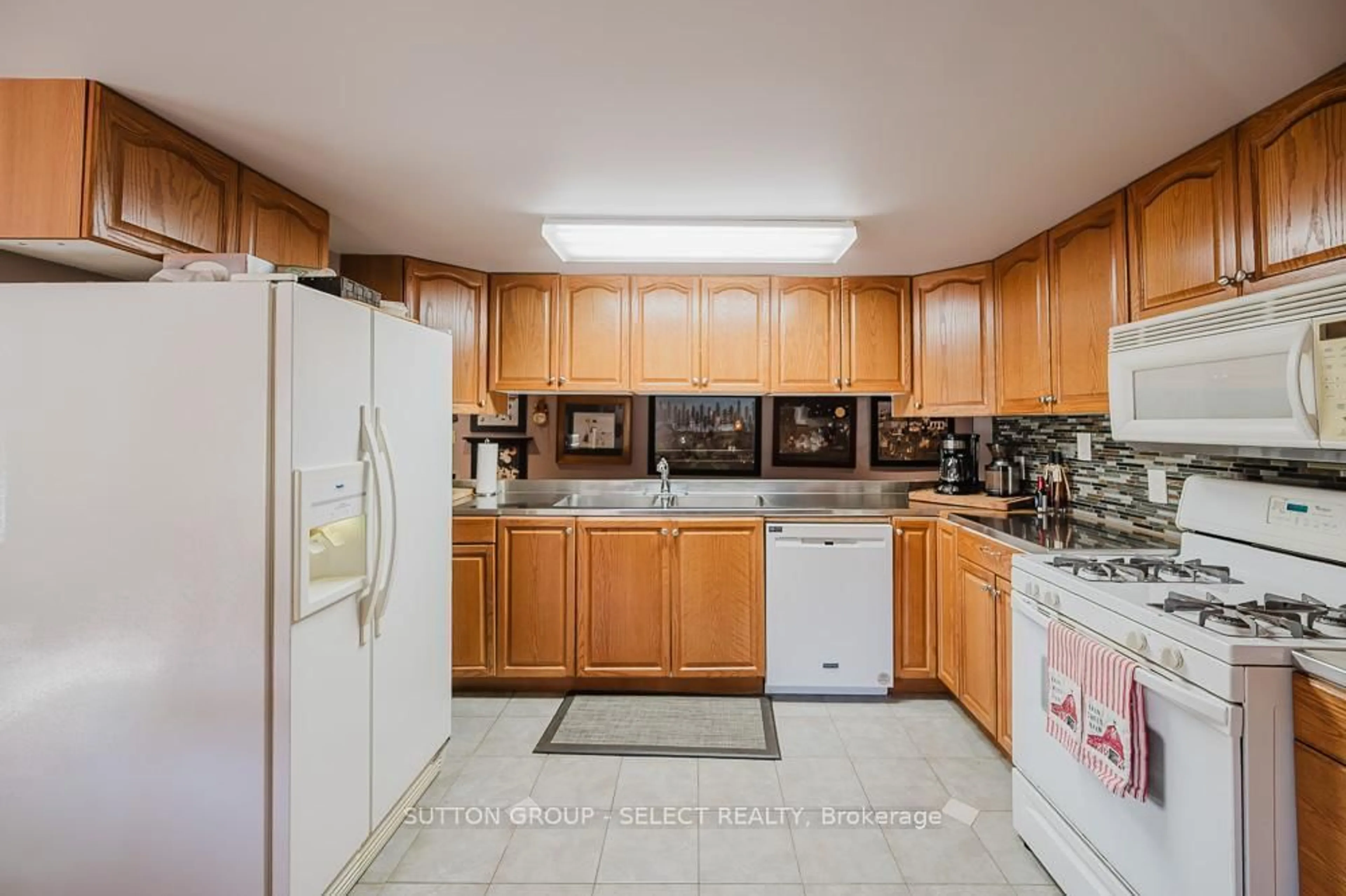 Standard kitchen, ceramic/tile floor for 9450 Longwoods Rd, Chatham-Kent Ontario N7M 5J1