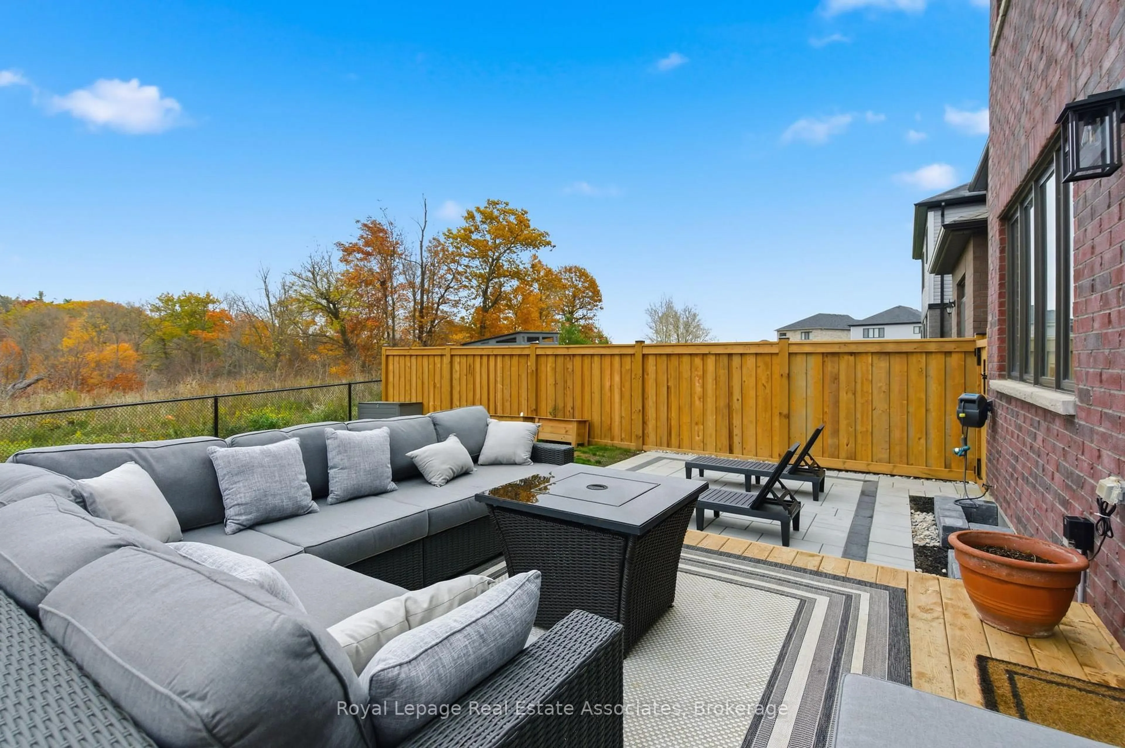 Patio, unknown for 48 Hawick Cres, Haldimand Ontario N3W 0G5