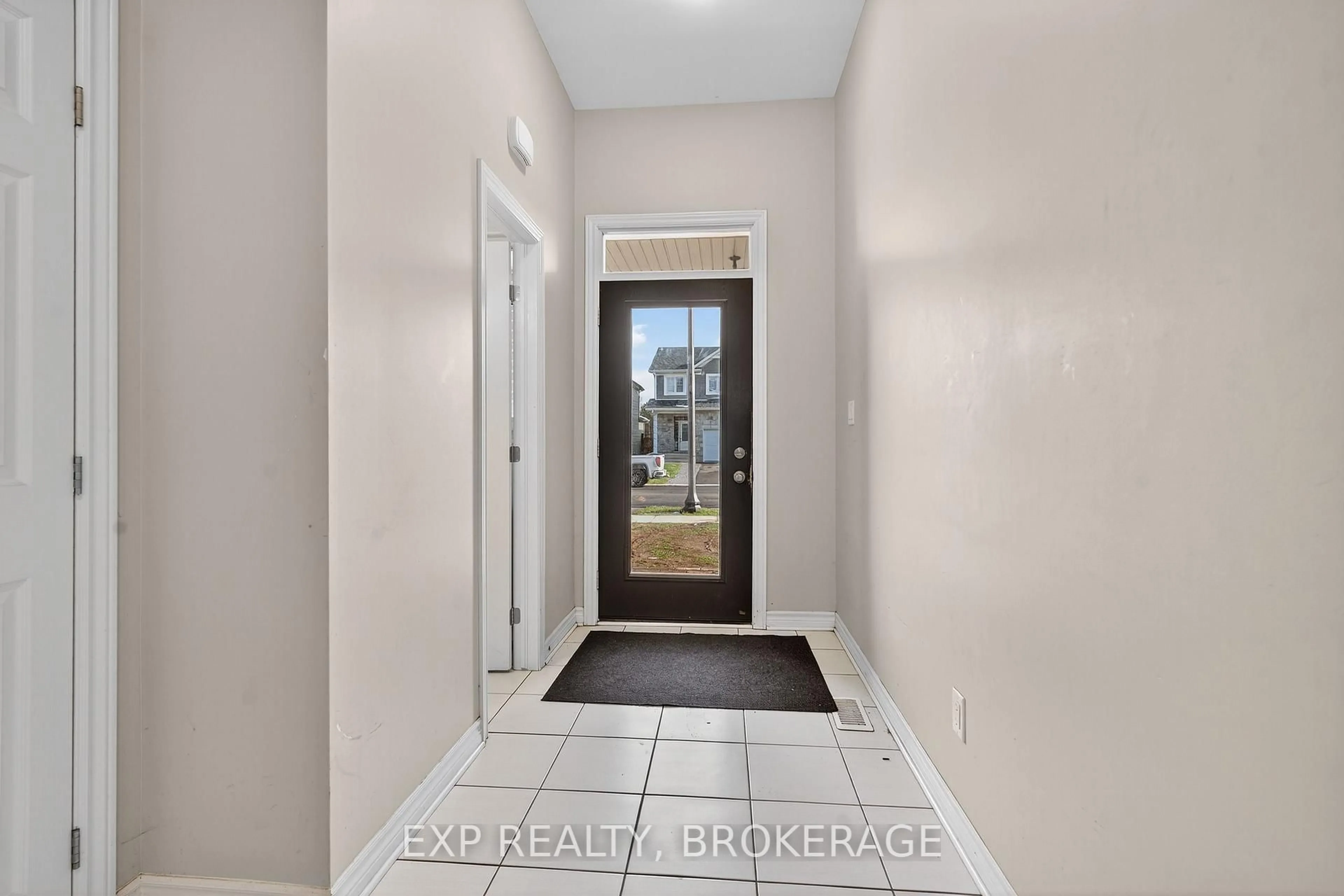 Indoor entryway for 327 BUCKTHORN Dr, Kingston Ontario K7P 0S1