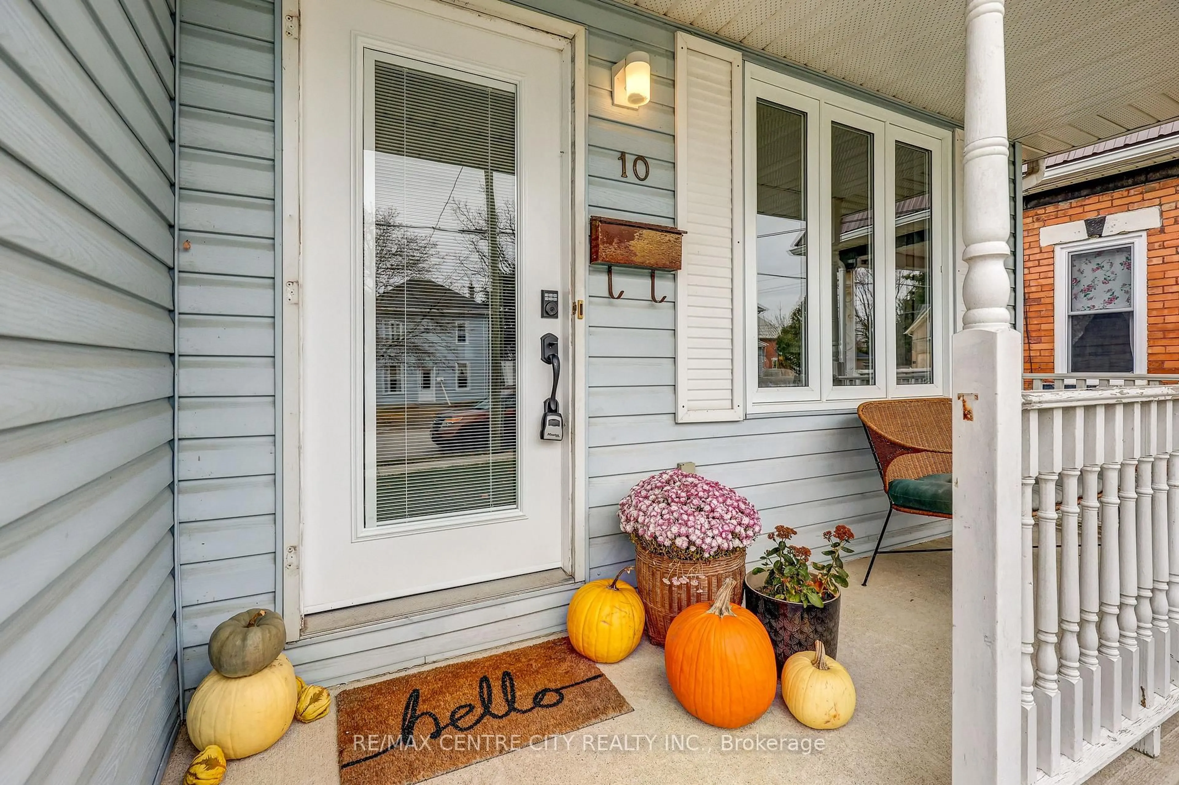 Indoor entryway for 10 Cedar St, Aylmer Ontario N5H 2E5