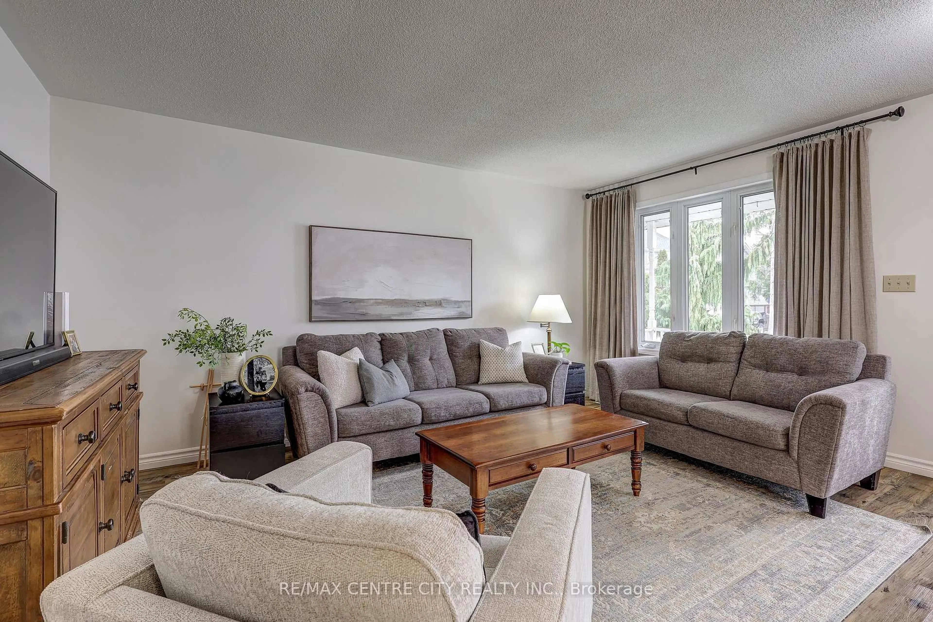 Living room with furniture, unknown for 10 Cedar St, Aylmer Ontario N5H 2E5