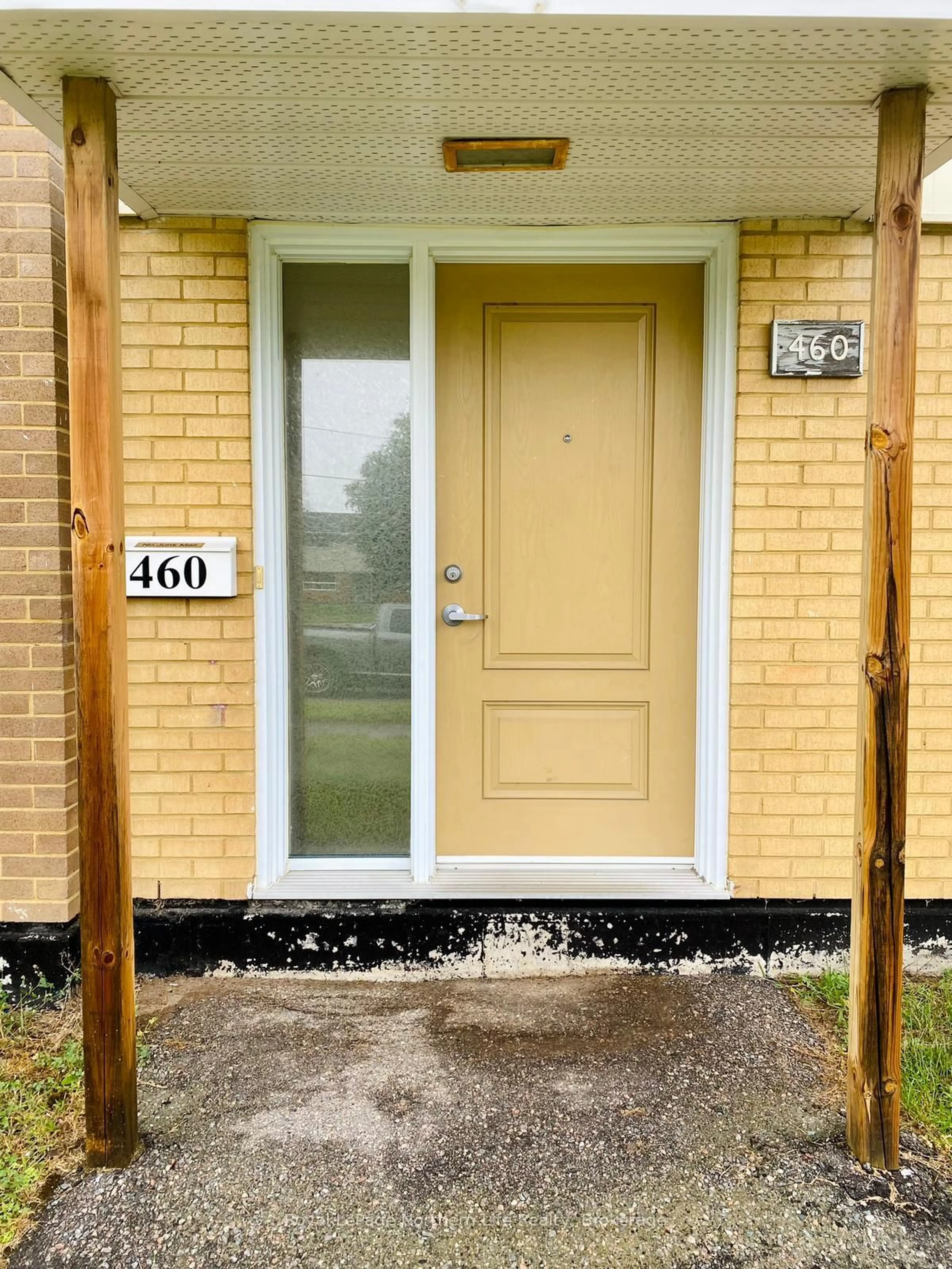 Indoor entryway for 460 Lake Heights Rd #17, North Bay Ontario P1A 2Z8