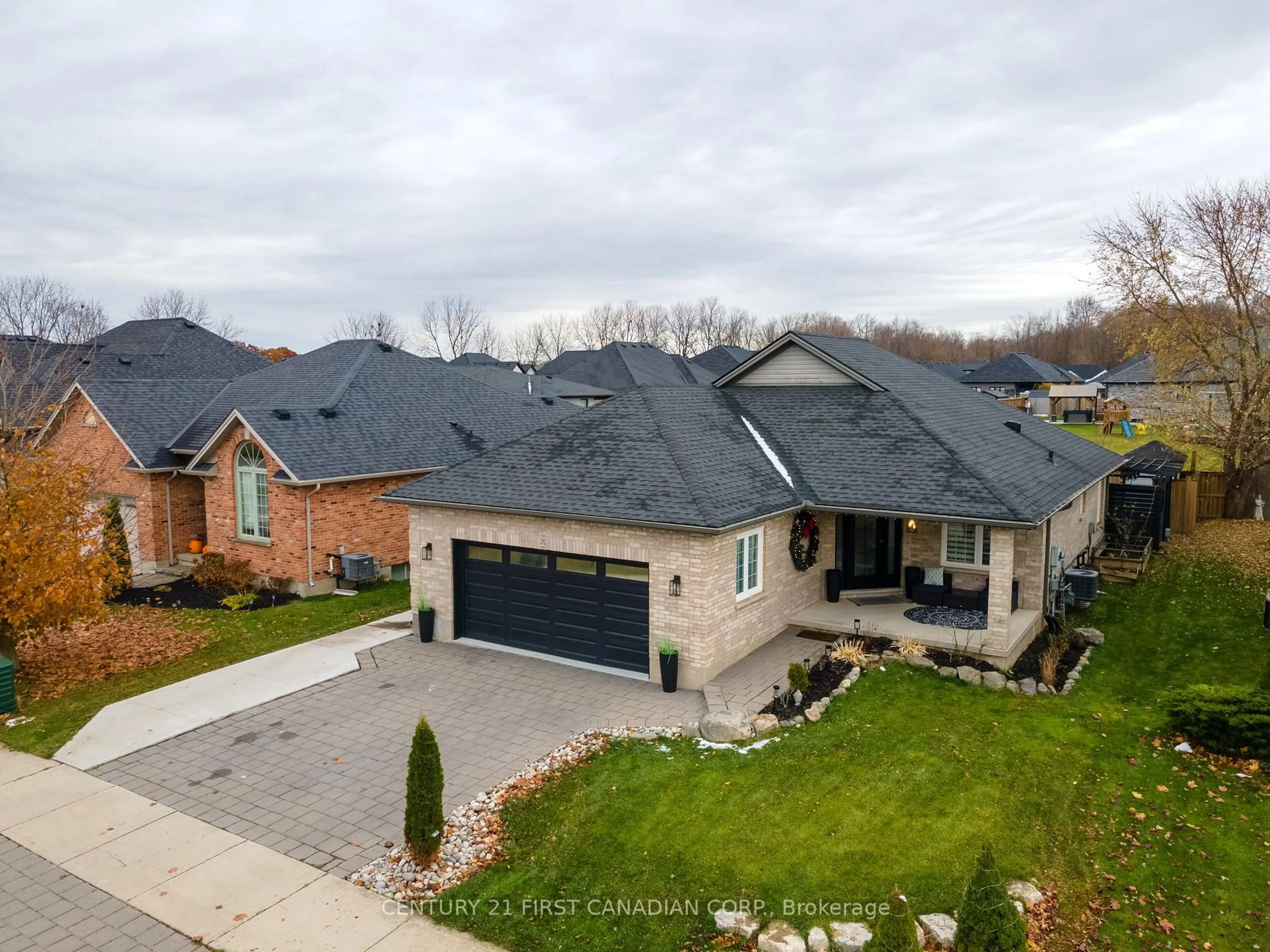A pic from outside/outdoor area/front of a property/back of a property/a pic from drone, street for 292 Thorn Dr, Strathroy-Caradoc Ontario N7G 4E1
