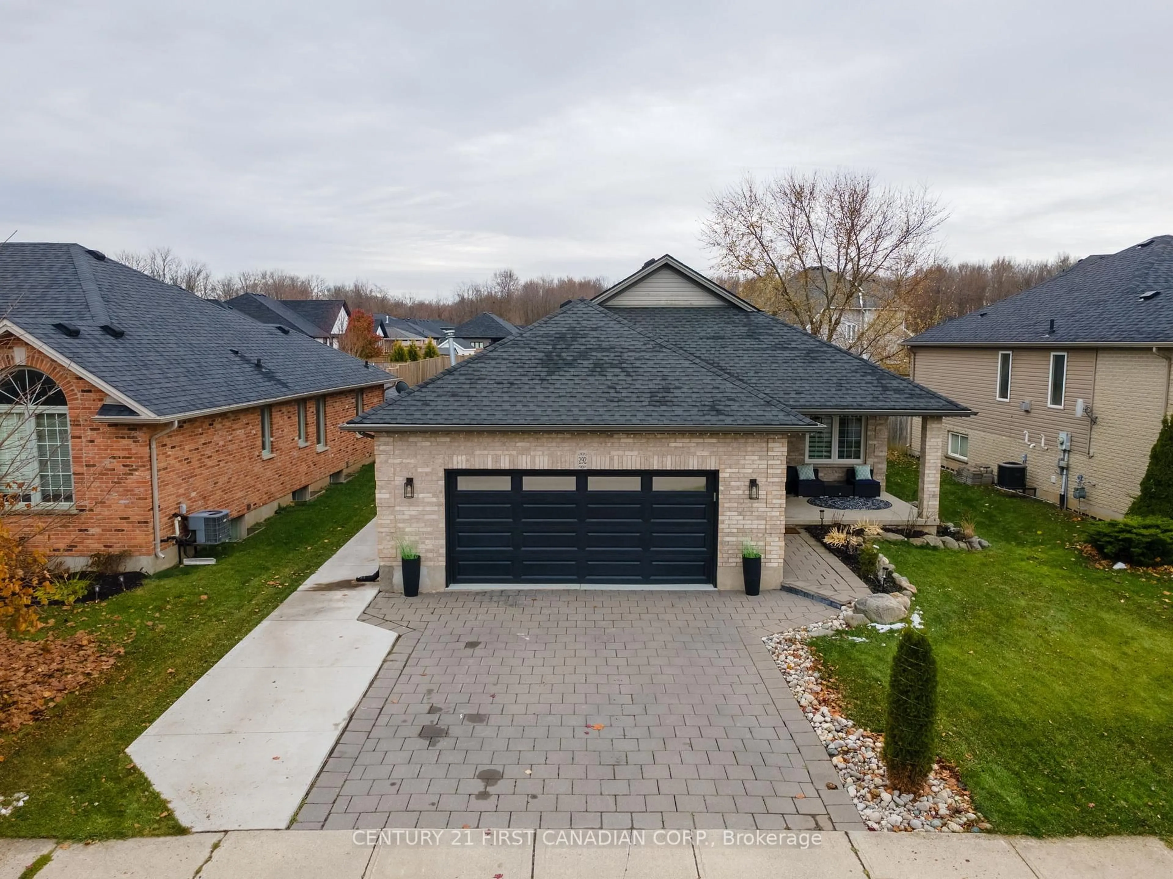 A pic from outside/outdoor area/front of a property/back of a property/a pic from drone, street for 292 Thorn Dr, Strathroy-Caradoc Ontario N7G 4E1