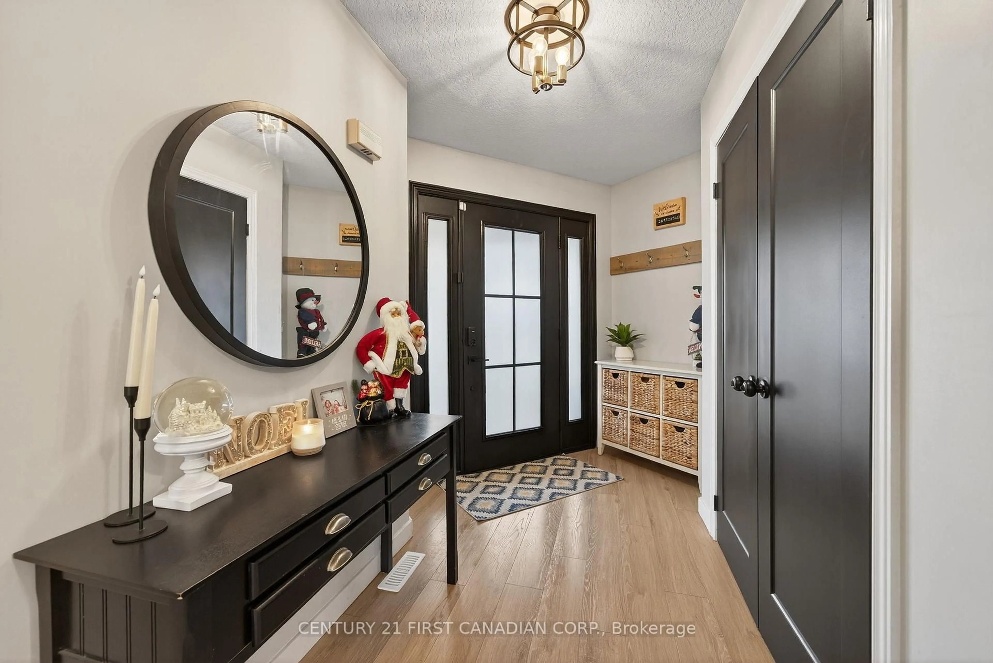 Indoor entryway for 292 Thorn Dr, Strathroy-Caradoc Ontario N7G 4E1