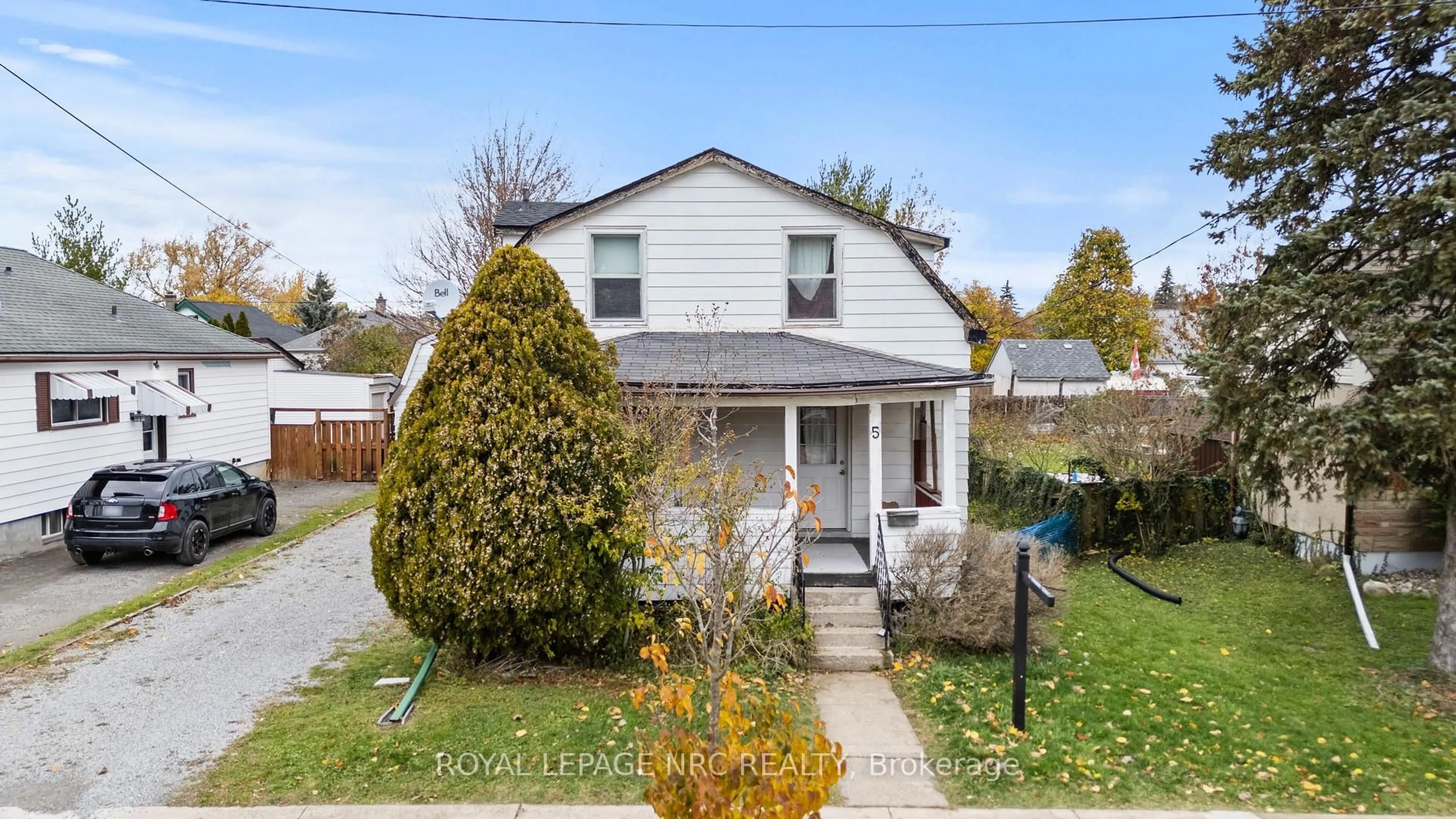 A pic from outside/outdoor area/front of a property/back of a property/a pic from drone, street for 5 Chetwood St, St. Catharines Ontario L2S 1J9