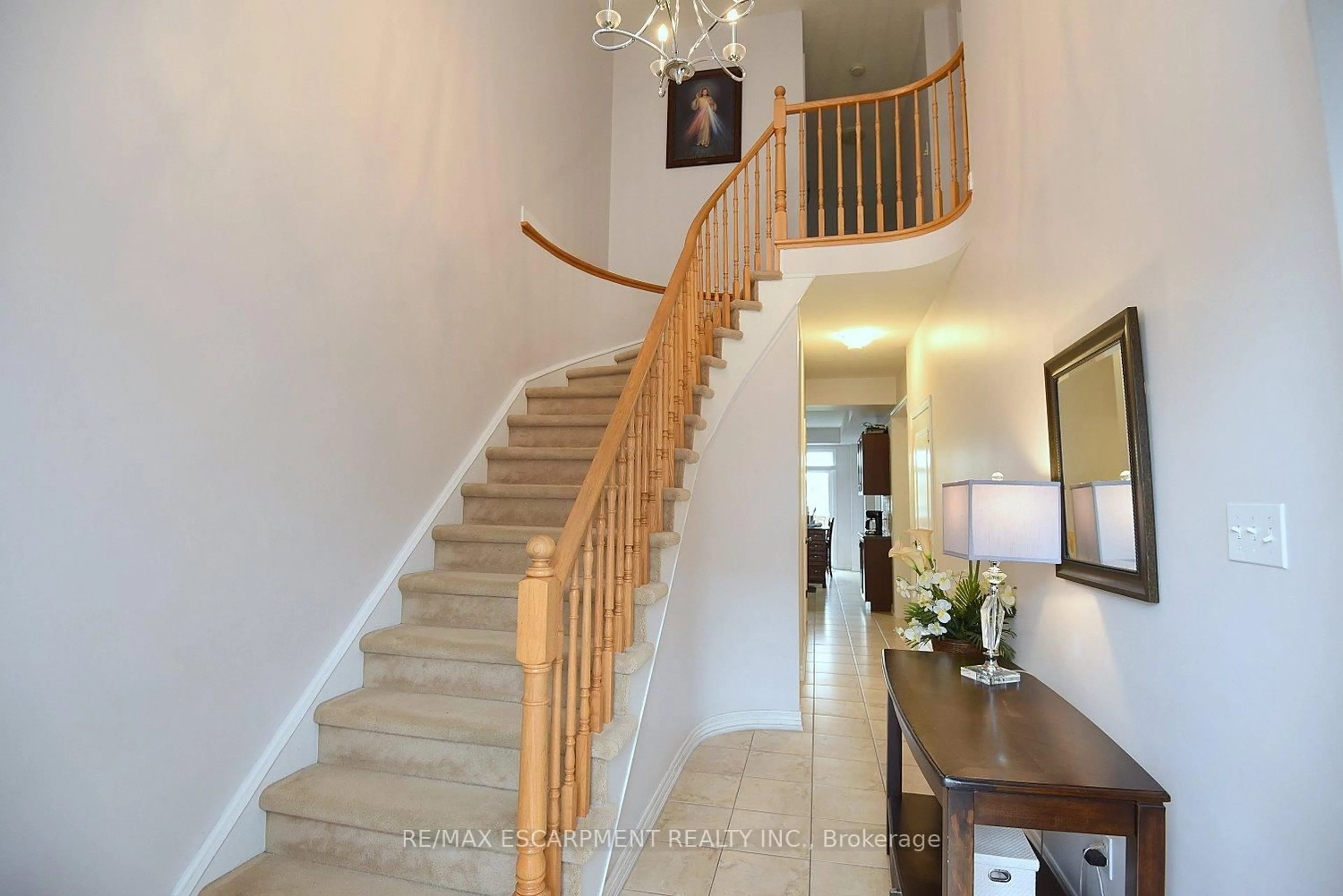 Indoor foyer for 45 Seabreeze Cres #21, Hamilton Ontario L8E 0G1