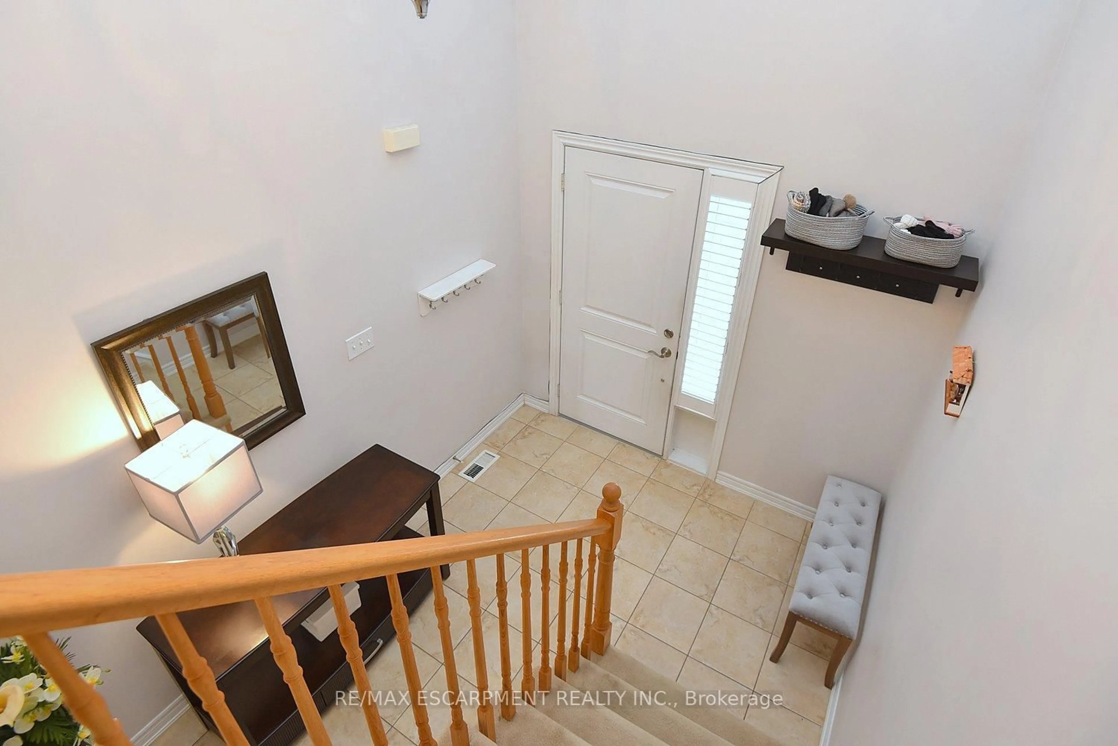 Indoor foyer for 45 Seabreeze Cres #21, Hamilton Ontario L8E 0G1