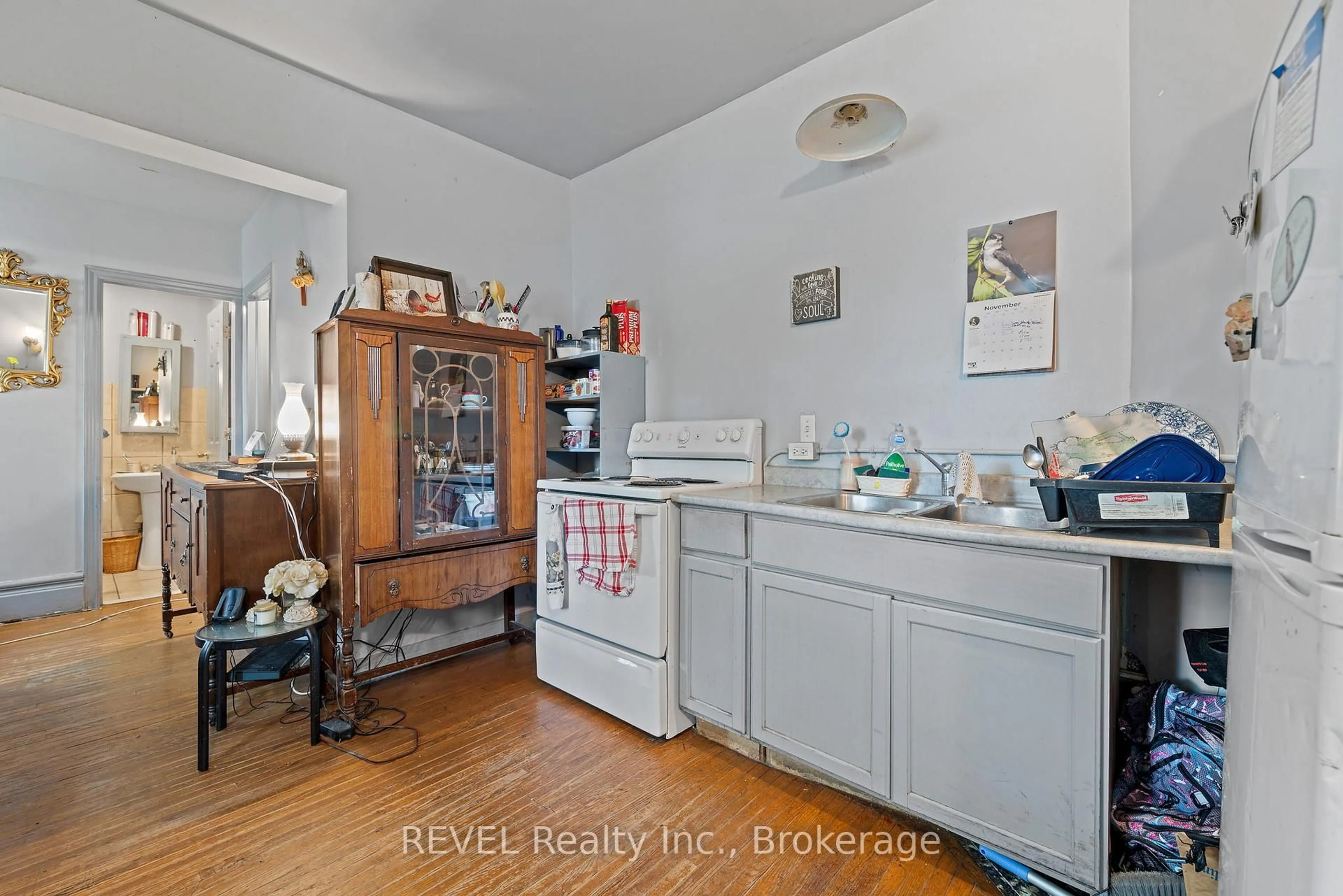 Standard kitchen, unknown for 35 Catherine St, St. Catharines Ontario L2R 5E8