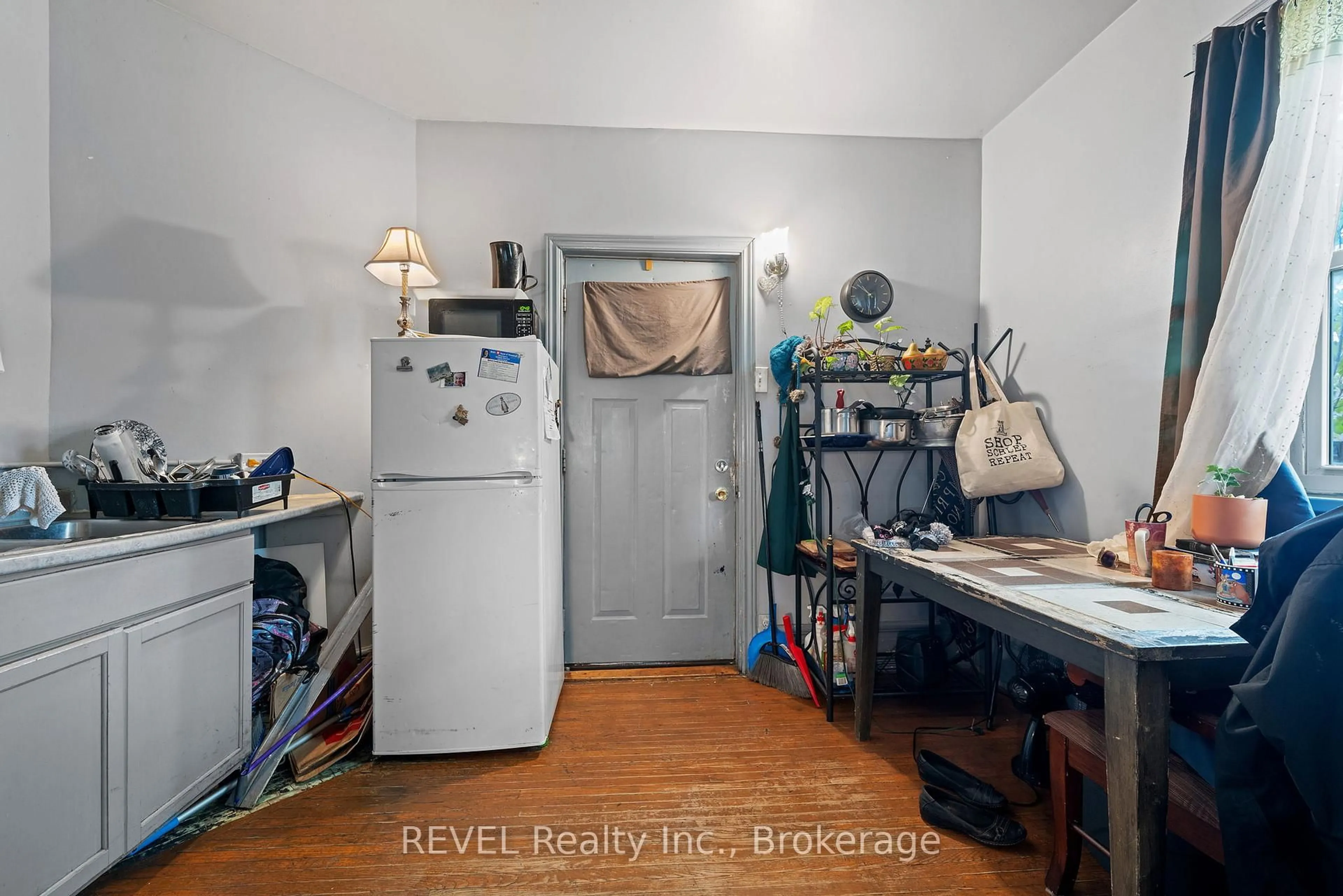 A pic of a room for 35 Catherine St, St. Catharines Ontario L2R 5E8