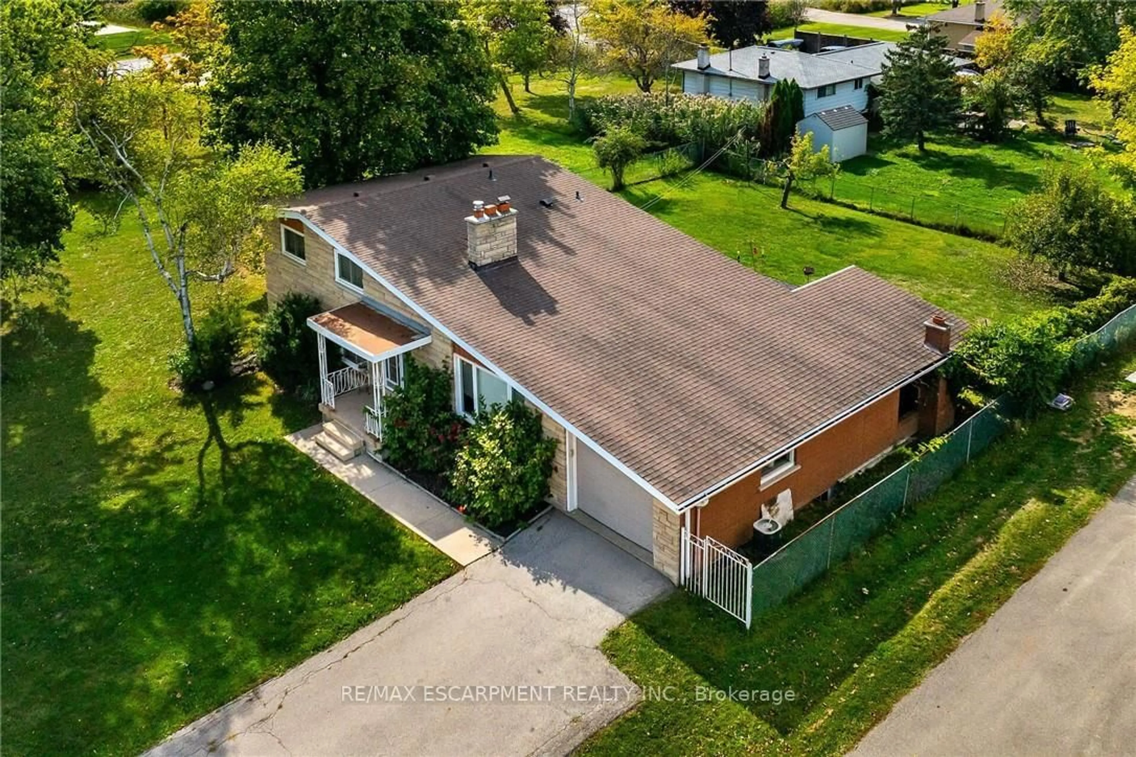A pic from outside/outdoor area/front of a property/back of a property/a pic from drone, street for 5 Third Rd, Hamilton Ontario L8J 3J5