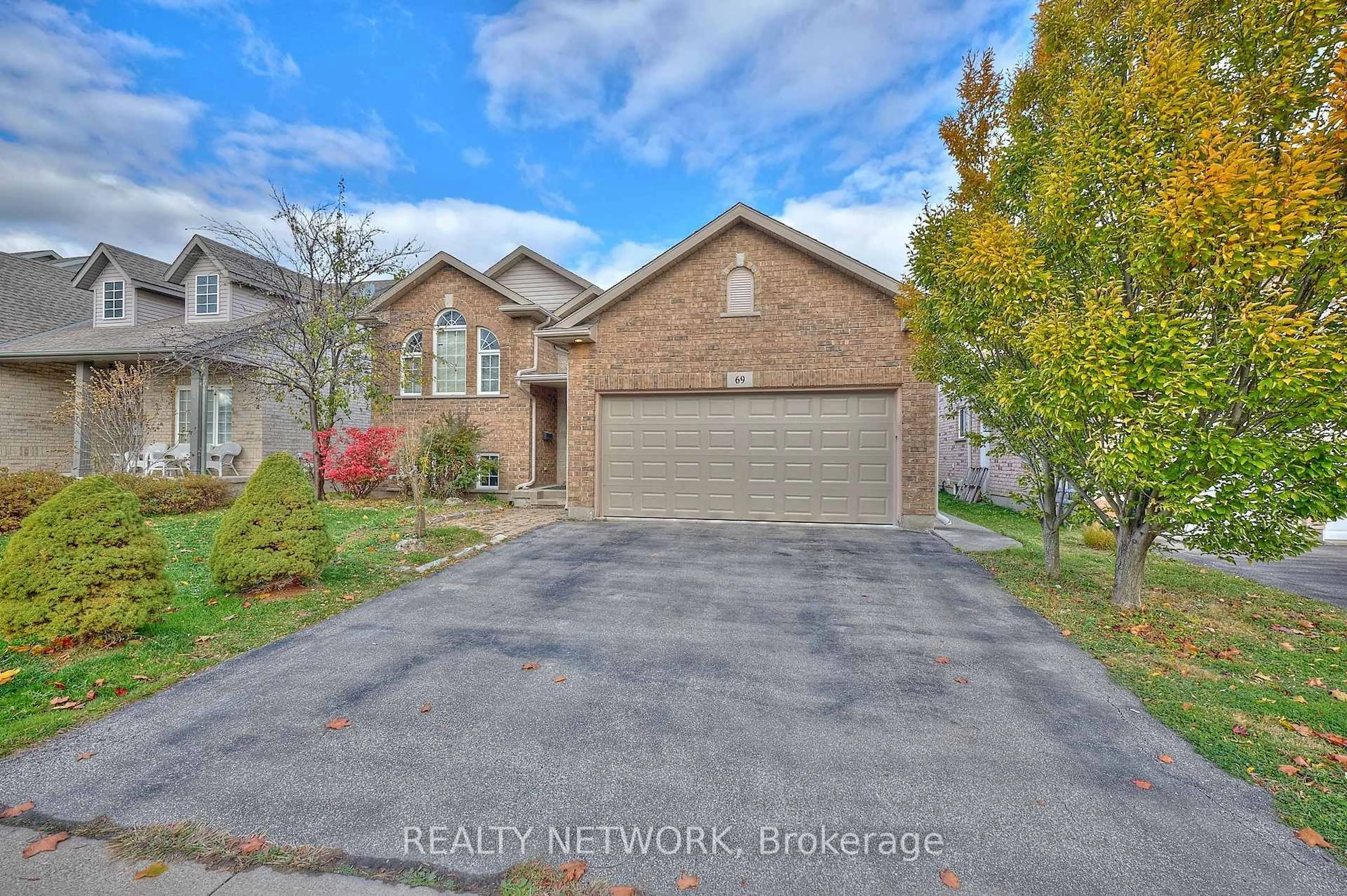 A pic from outside/outdoor area/front of a property/back of a property/a pic from drone, water/lake/river/ocean view for 69 Macturnbull Dr, St. Catharines Ontario L2S 3Z2