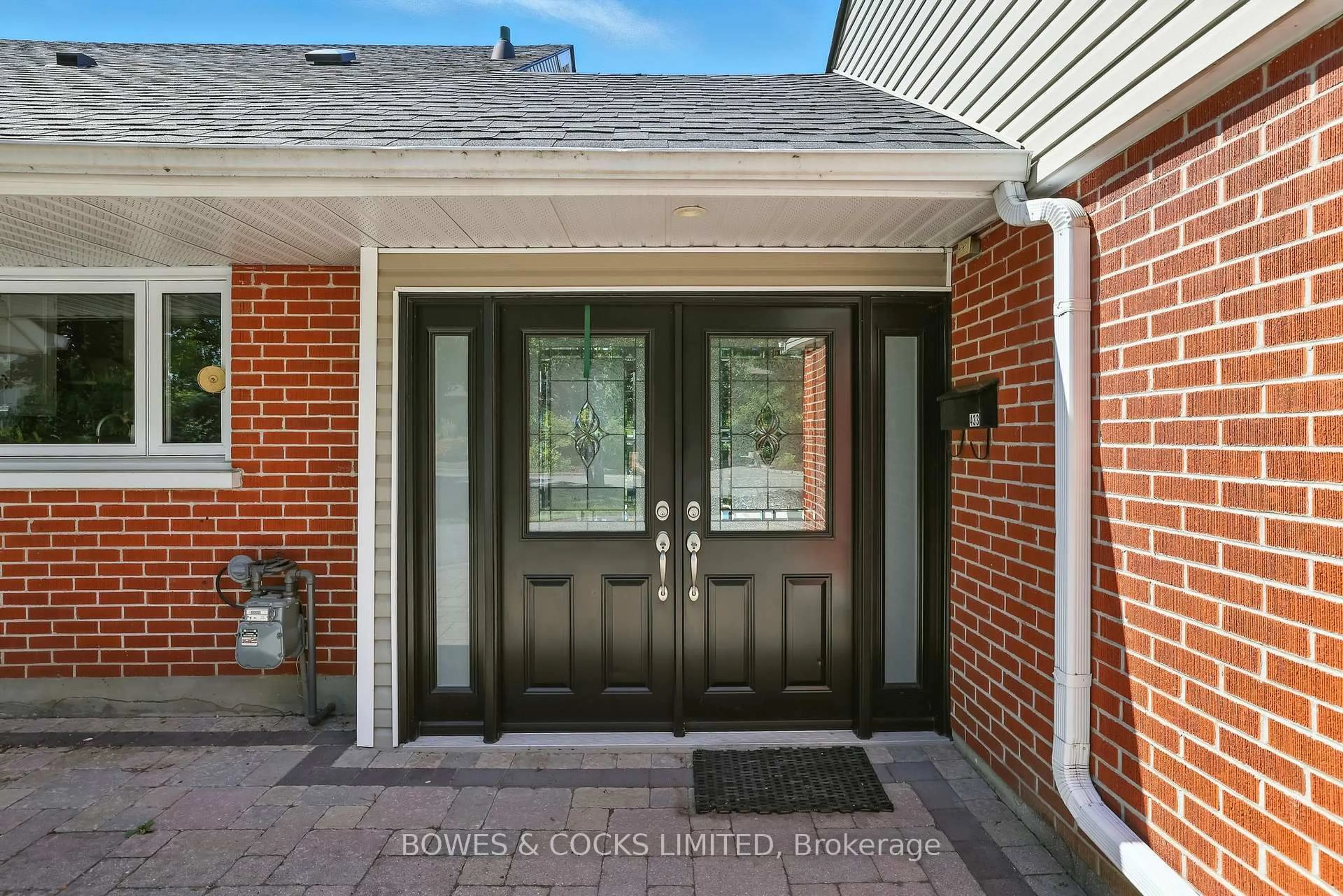 Indoor entryway for 433 Manorhill Ave, Peterborough Ontario K9J 6H7