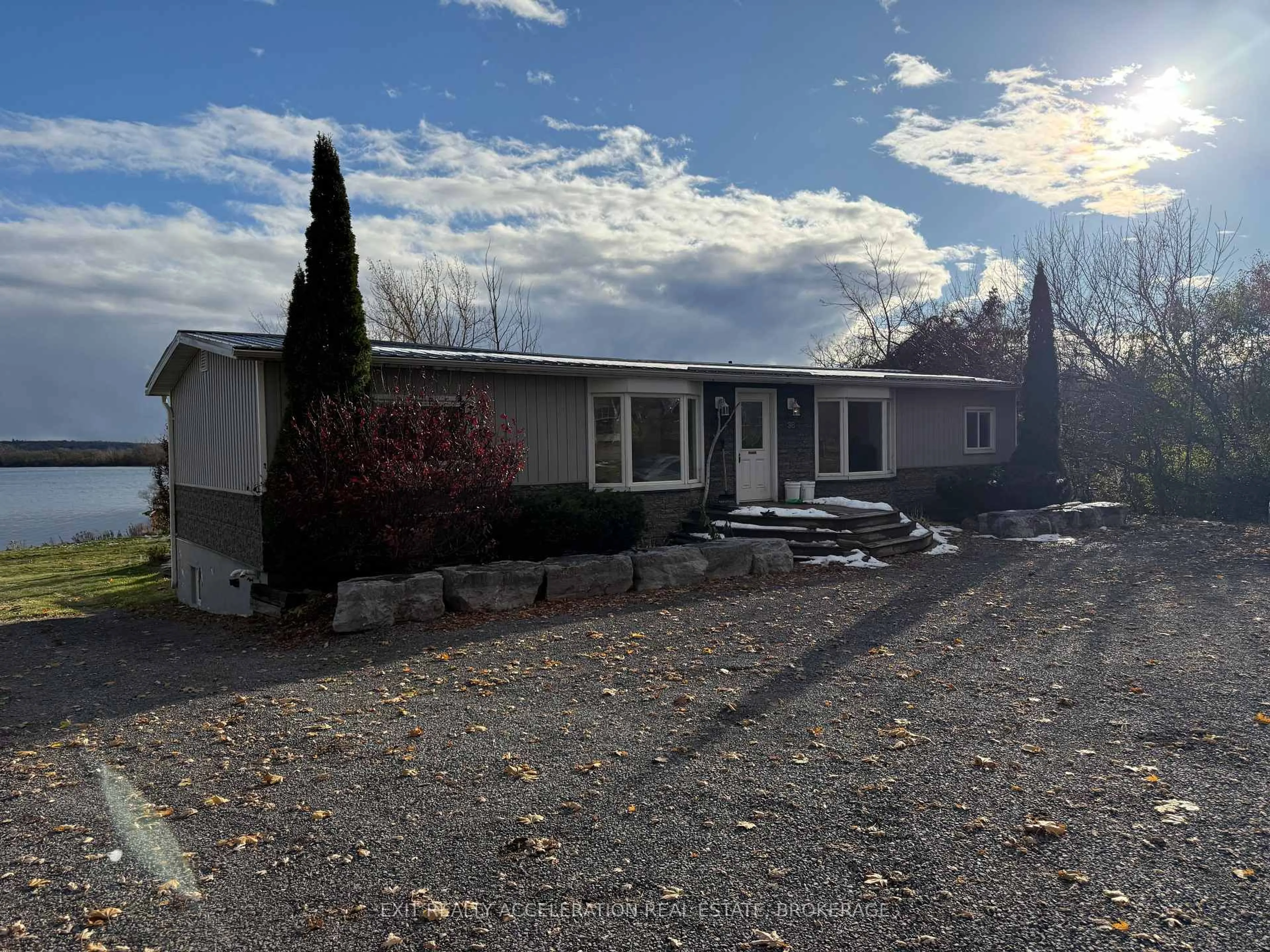 Home with vinyl exterior material, unknown for 38 Main St, Deseronto Ontario K0K 1X0