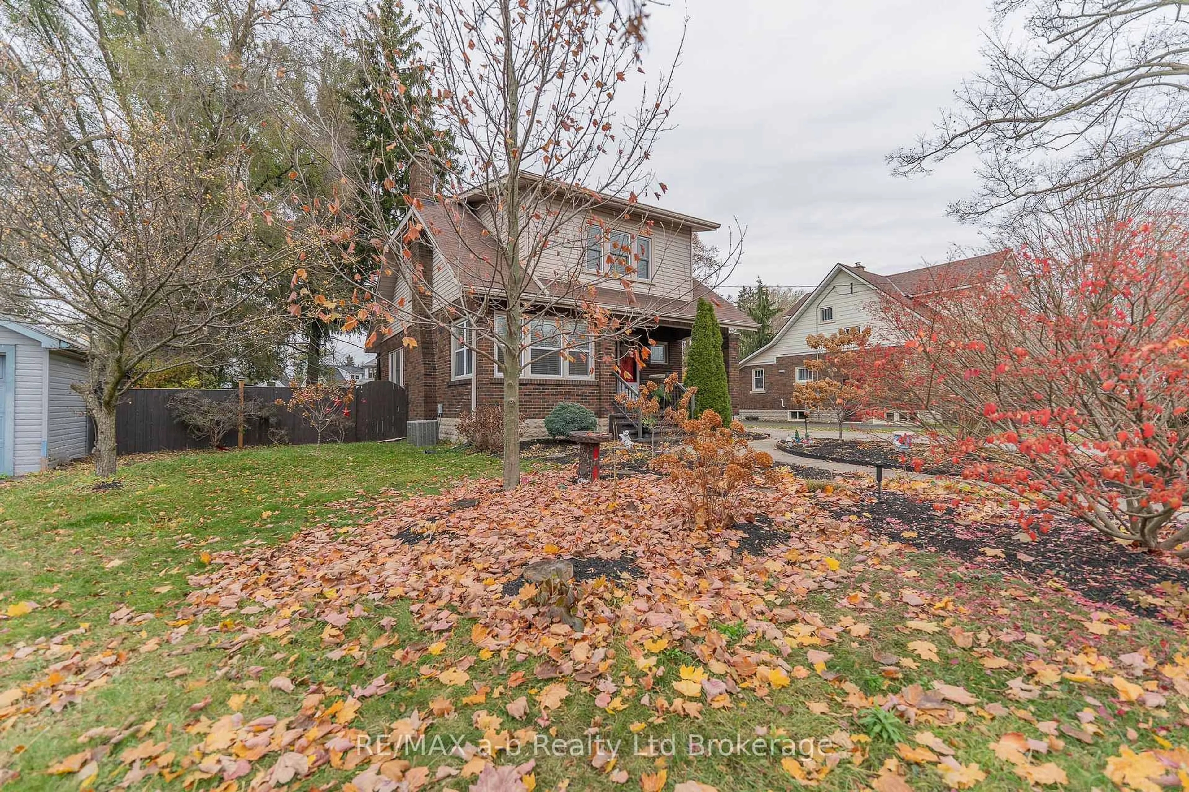 A pic from outside/outdoor area/front of a property/back of a property/a pic from drone, street for 30 Concession St, Tillsonburg Ontario N4G 1R3