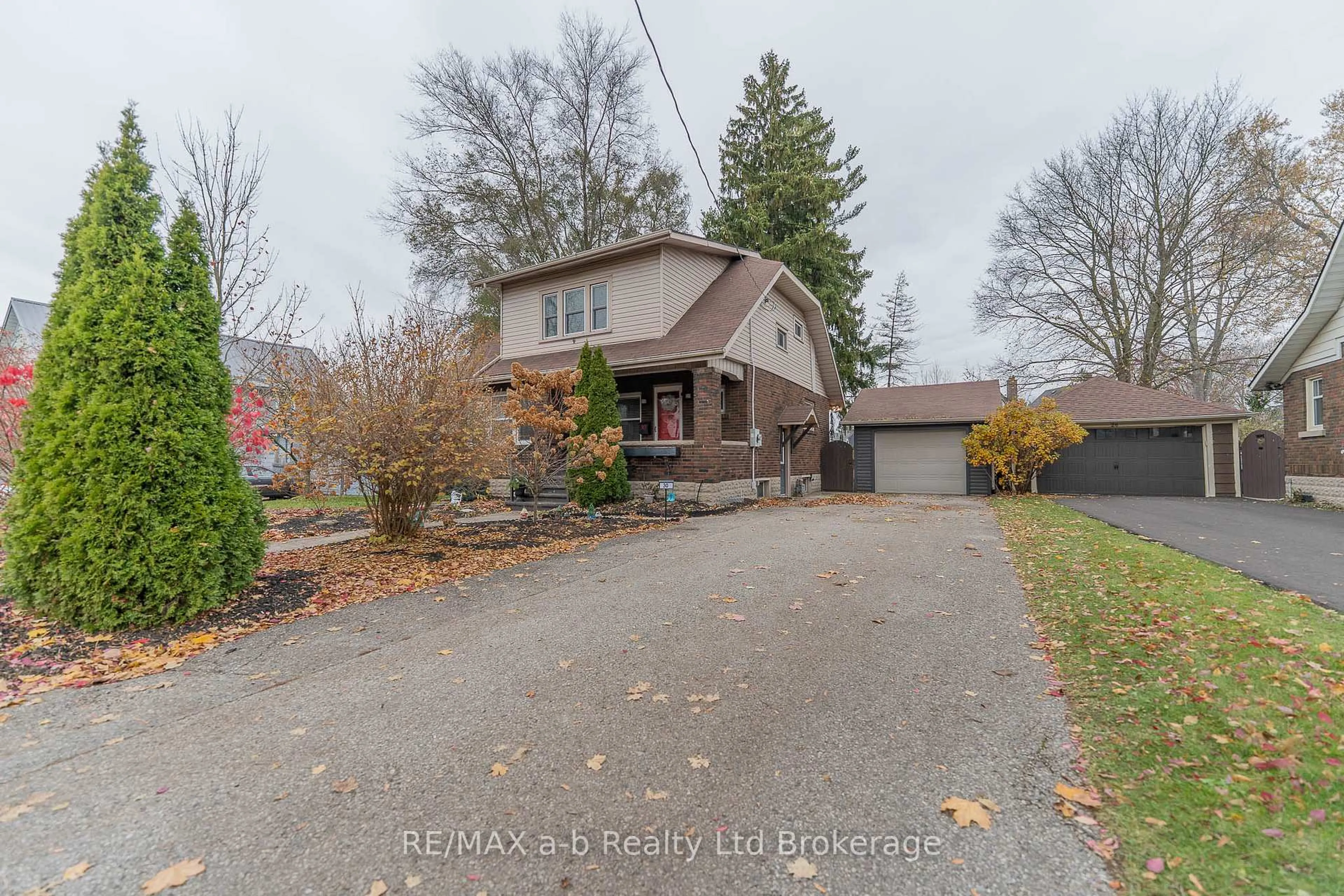 A pic from outside/outdoor area/front of a property/back of a property/a pic from drone, street for 30 Concession St, Tillsonburg Ontario N4G 1R3