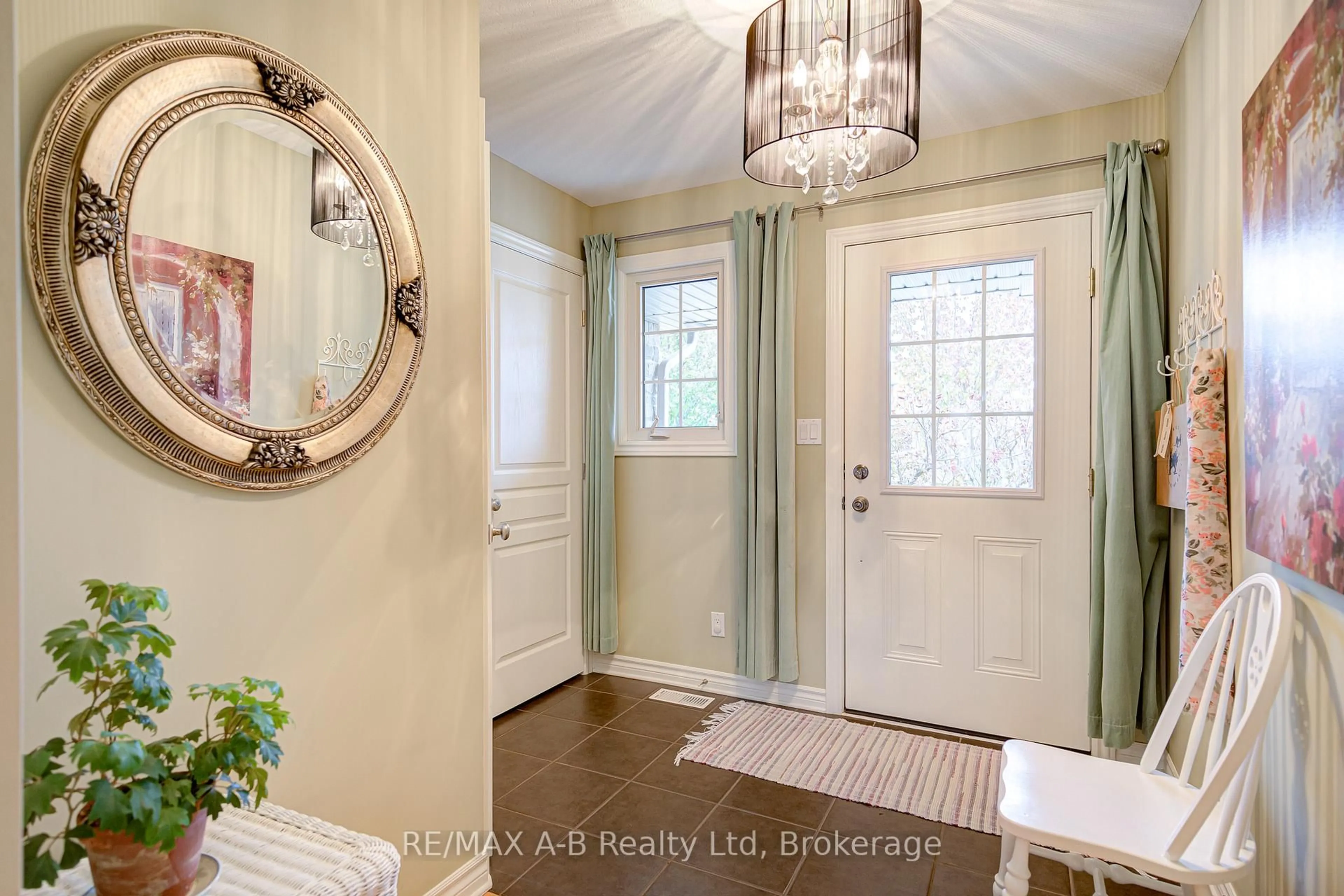 Indoor entryway for 20 Harrison St, Stratford Ontario N5A 0A4