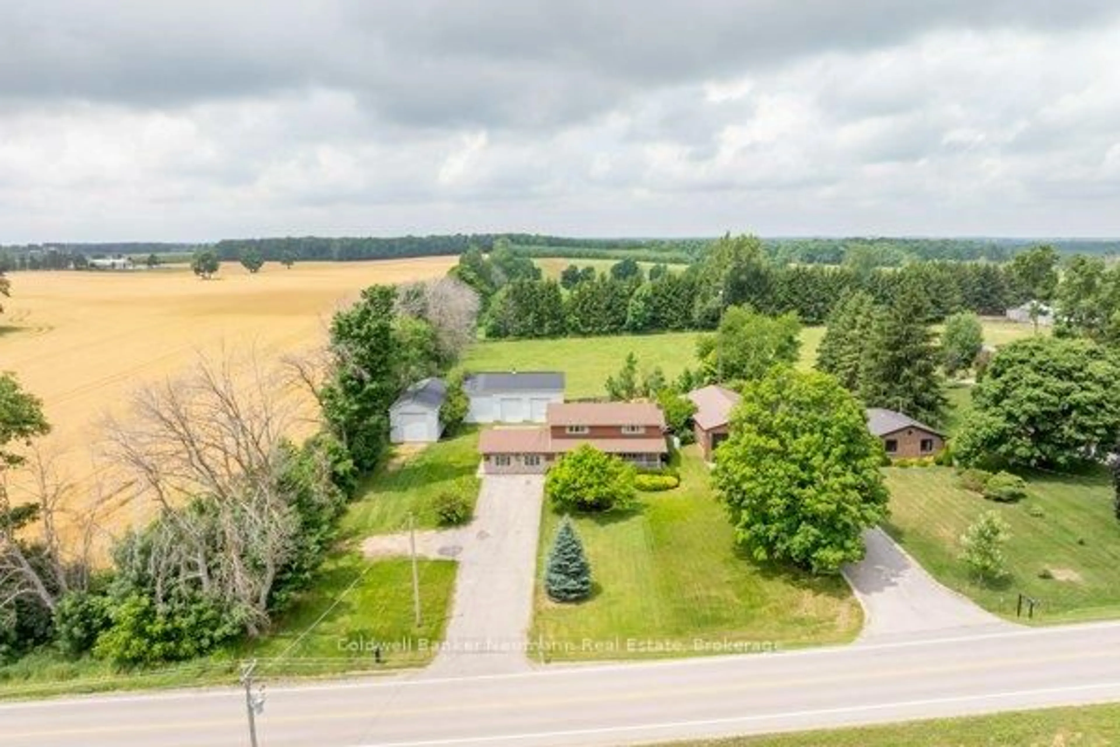 A pic from outside/outdoor area/front of a property/back of a property/a pic from drone, unknown for 7776 Mill Rd, Guelph/Eramosa Ontario N1H 6J1