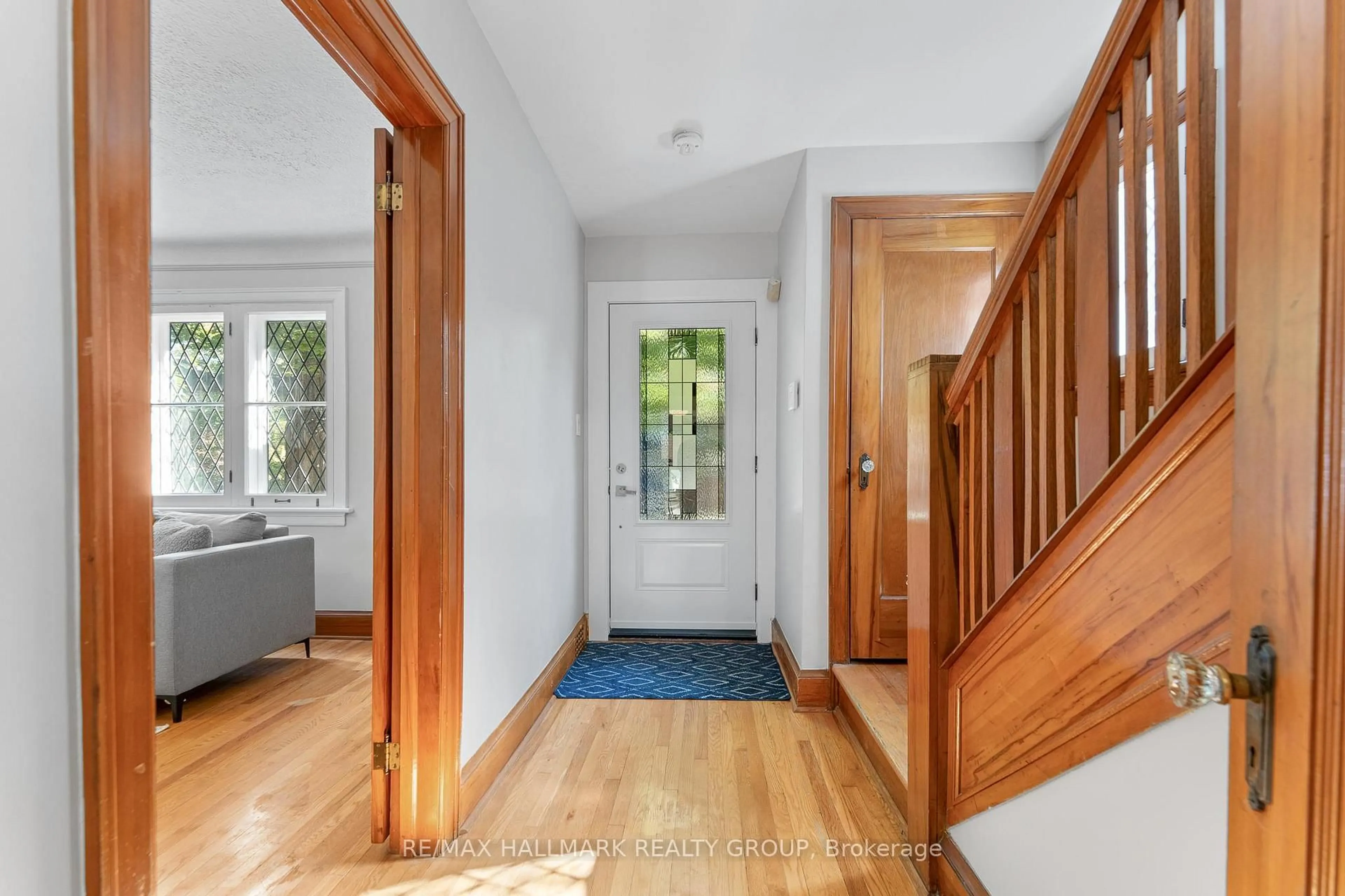 Indoor entryway for 242 Harmer Ave, Ottawa Ontario K1Y 0V6
