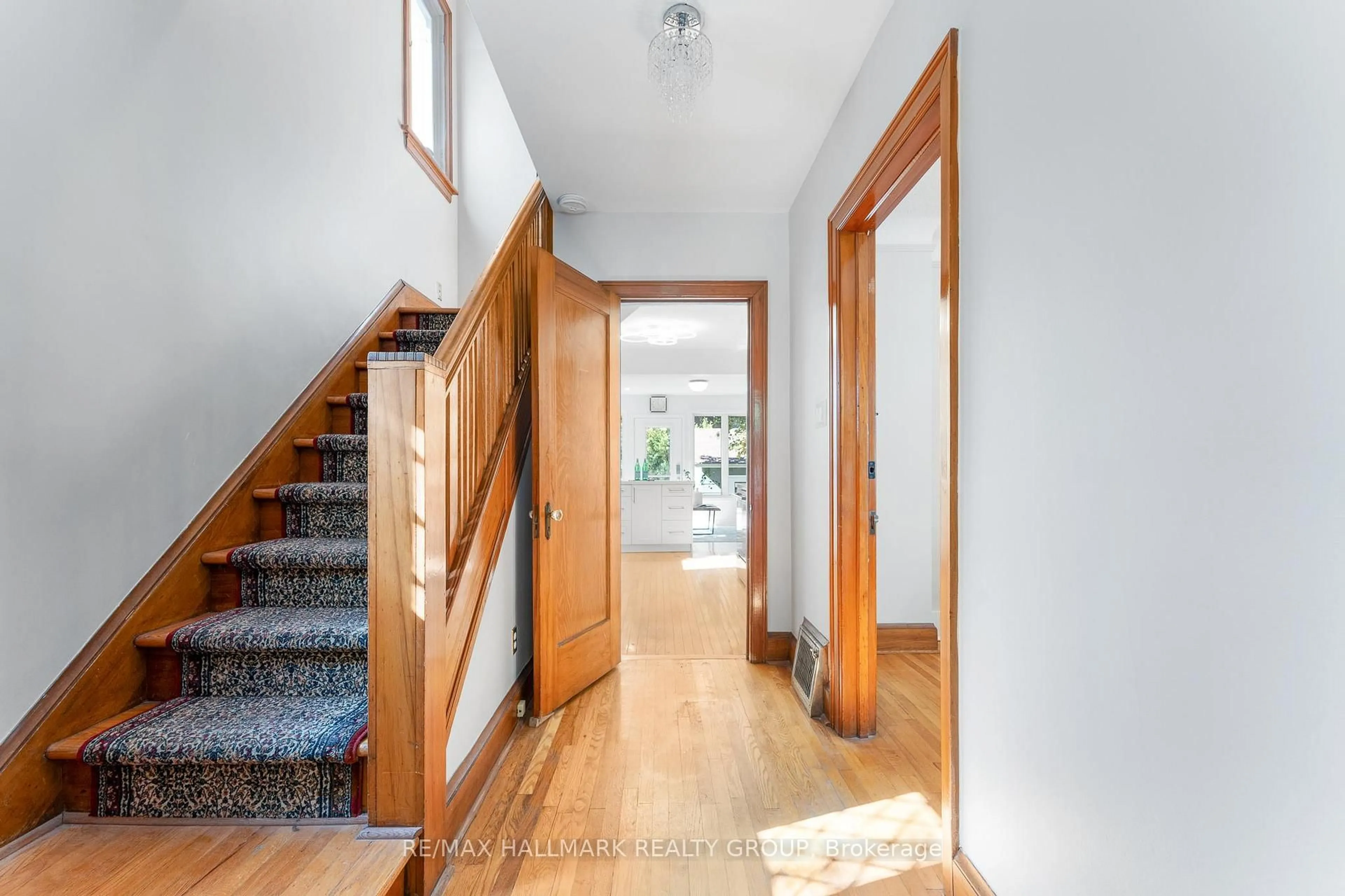 Indoor entryway for 242 Harmer Ave, Ottawa Ontario K1Y 0V6