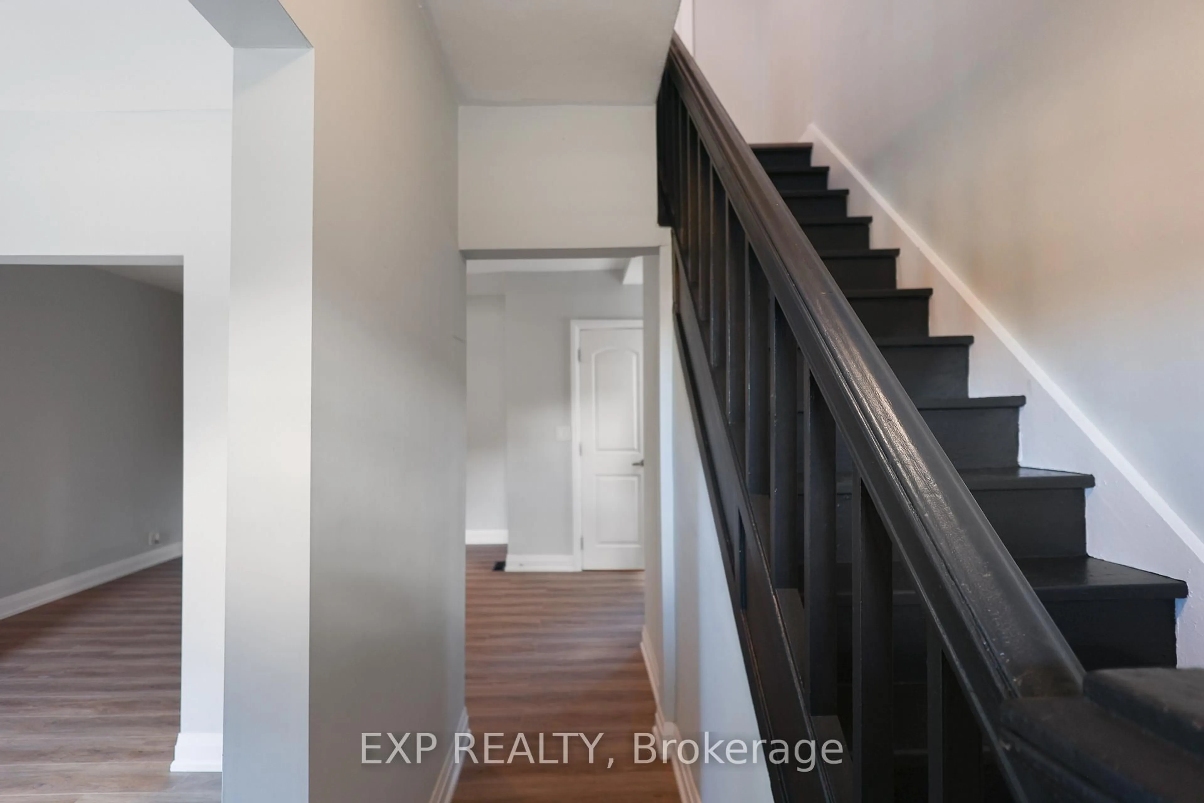 Indoor entryway for 1275 Cannon St, Hamilton Ontario L8H 1V5