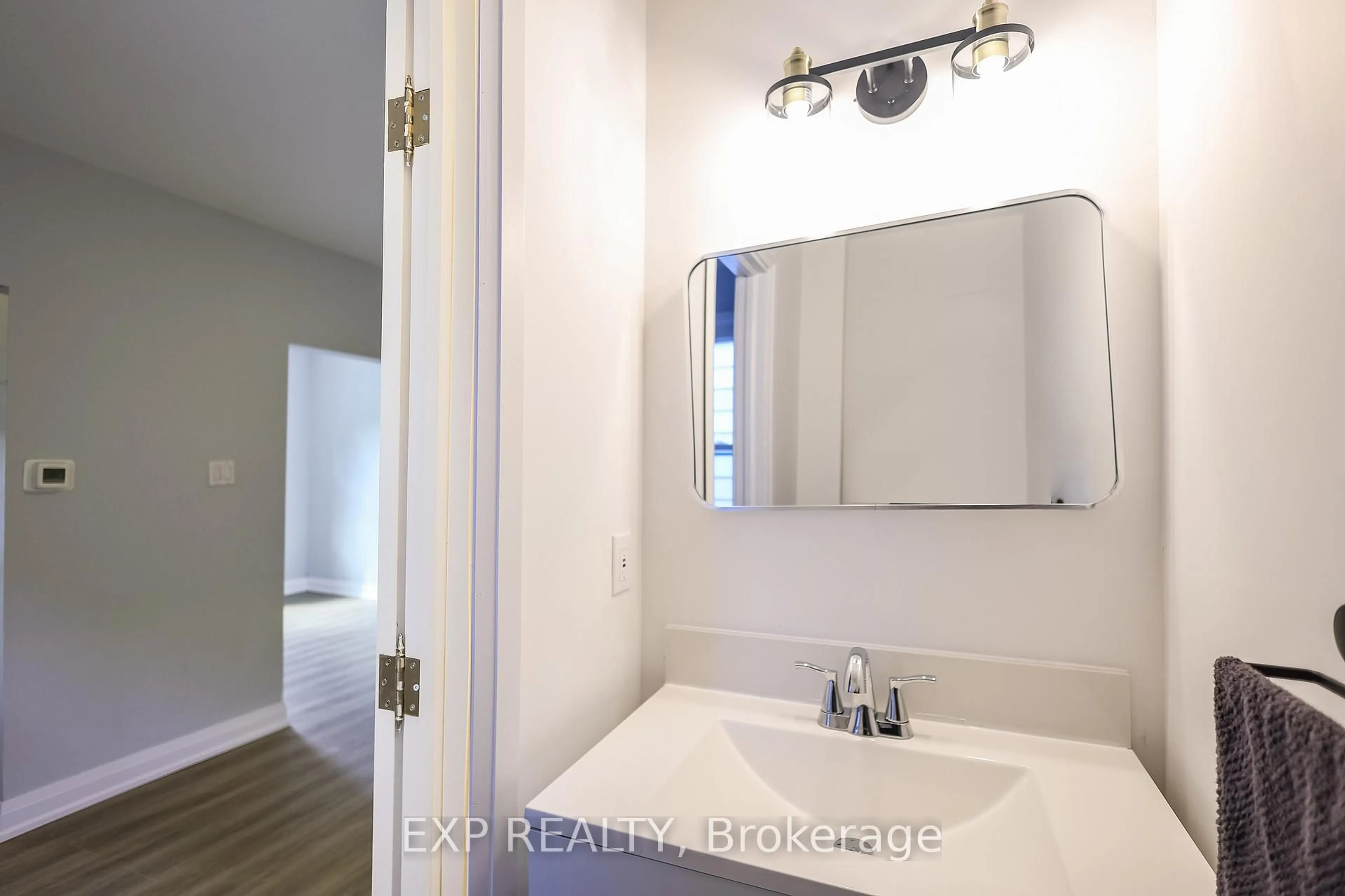 Standard bathroom, ceramic/tile floor for 1275 Cannon St, Hamilton Ontario L8H 1V5