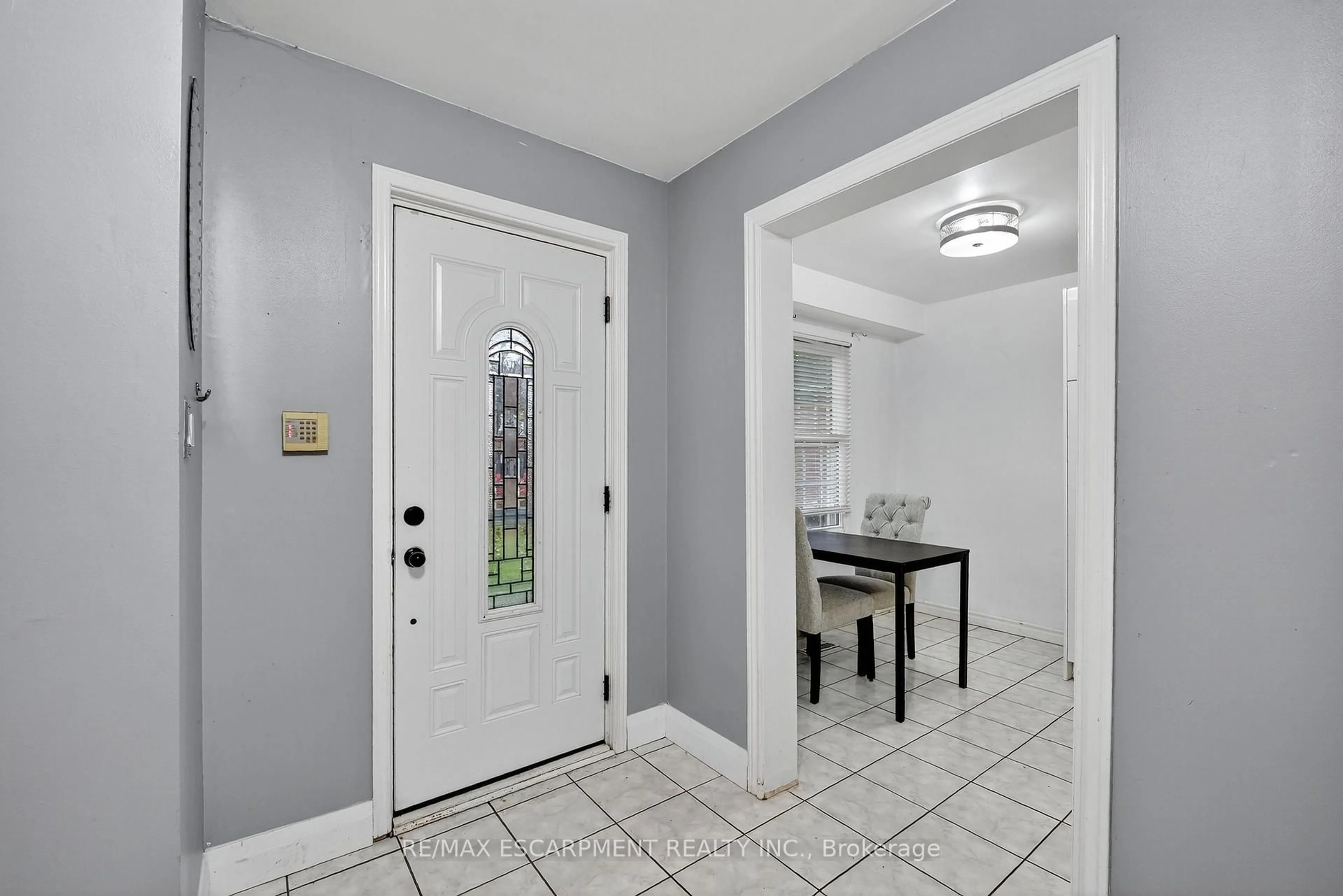 Indoor entryway for 4 Pleasant Grove Terr, Grimsby Ontario L3M 5G8